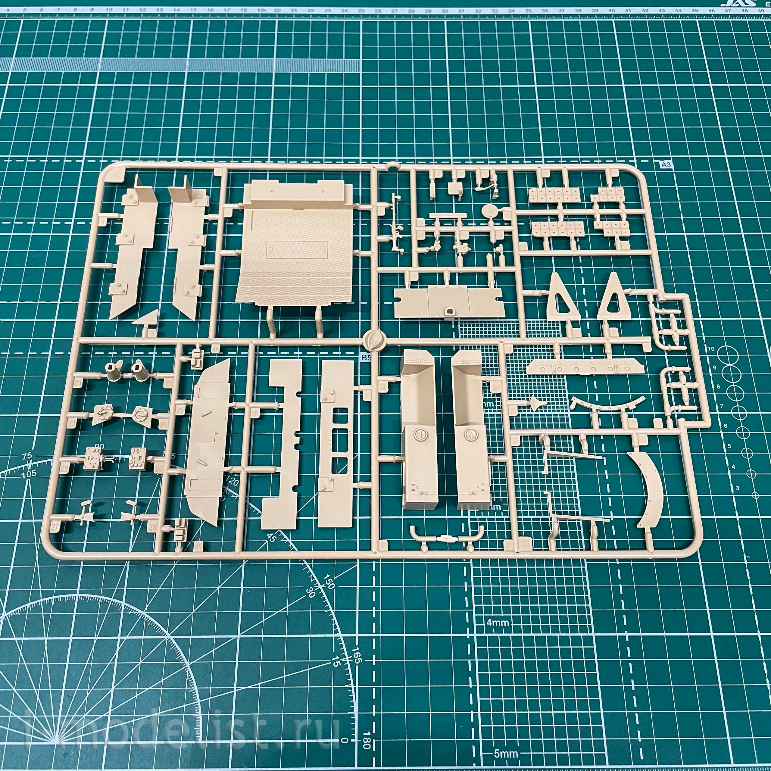 35A033 Amusing Hobby 1/35 ELEFANT Self-propelled gun (interior + zimmerite)