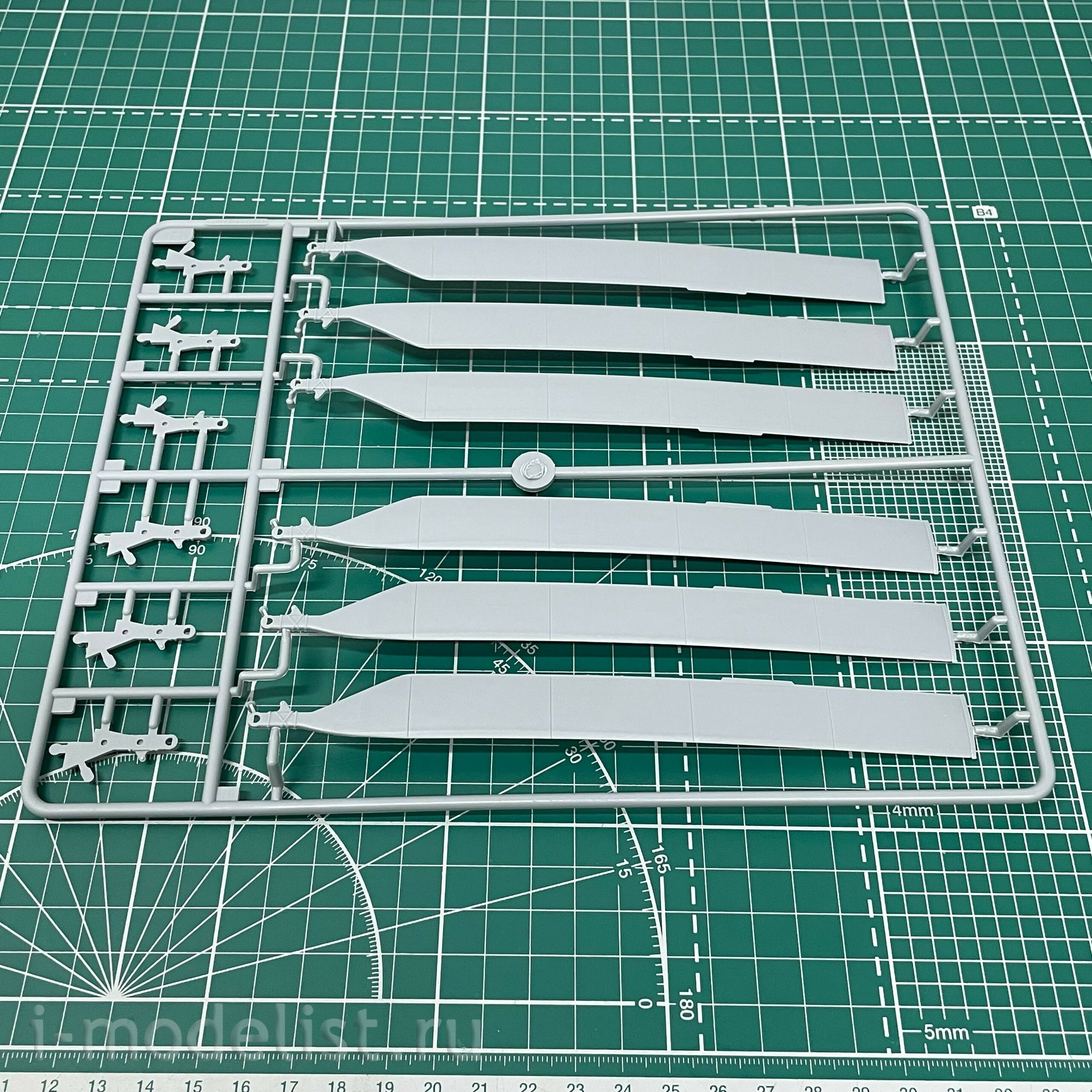 81773 HobbyBoss 1/48 Helicopter CH-47D Chinook