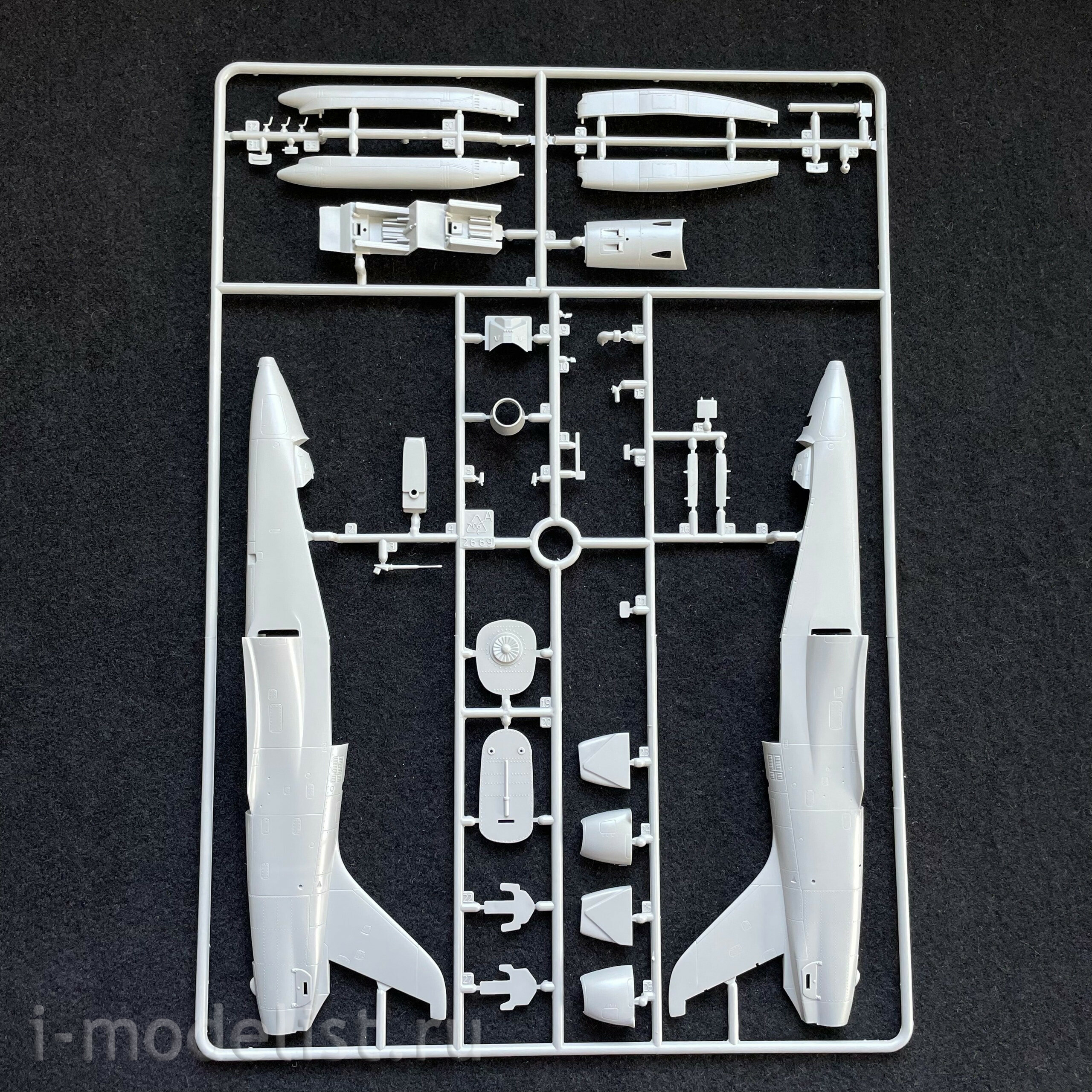 2813 Italeri 1/48 Light attack aircraft Hawk T Mk. I