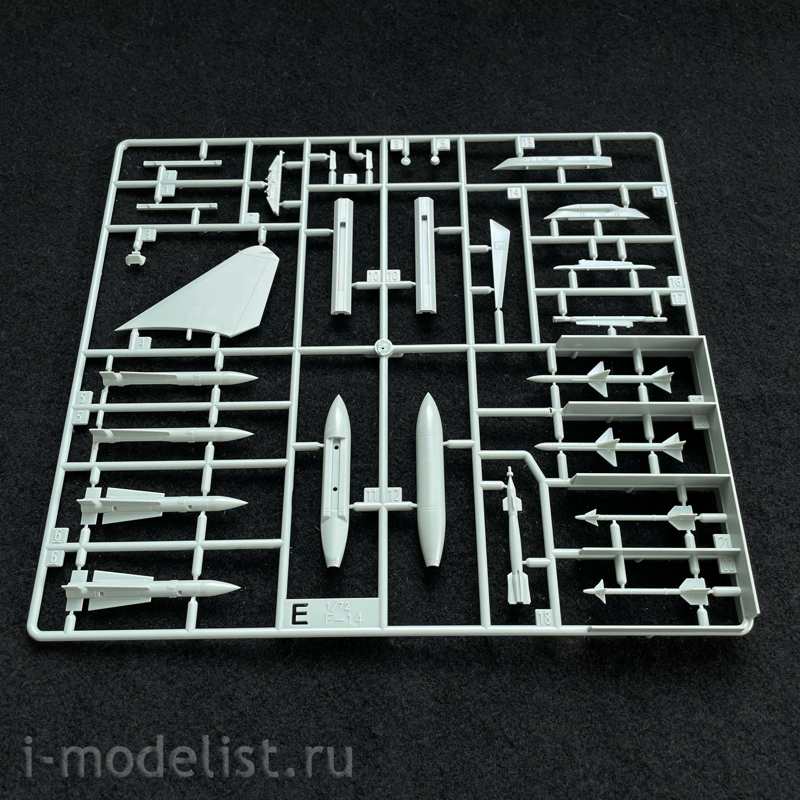 12563 Academy 1/72 Aircraft USN F-14A VF-143 