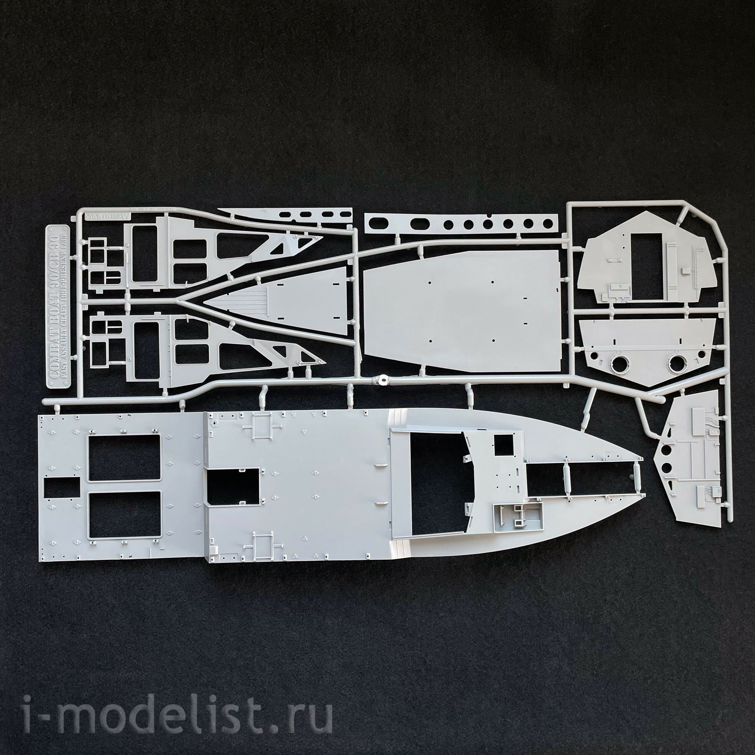 6290 Tiger Model 1/35 Swedish speedboat CB90