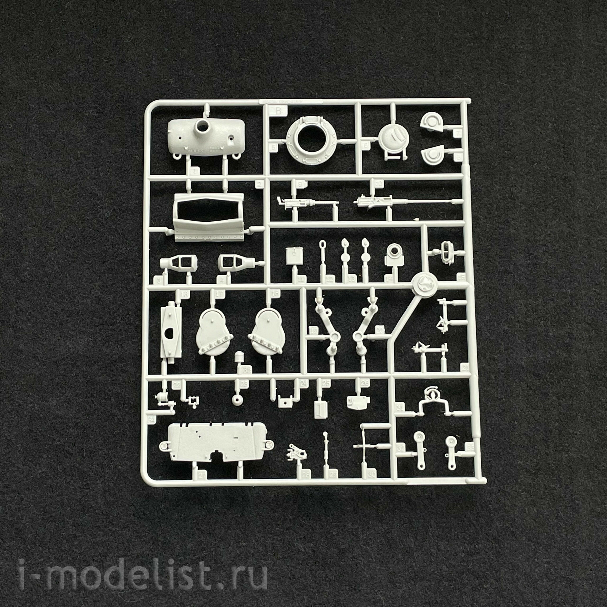 HobbyBoss 1/35 82426 T26E4 Super Pershing Pilot #1