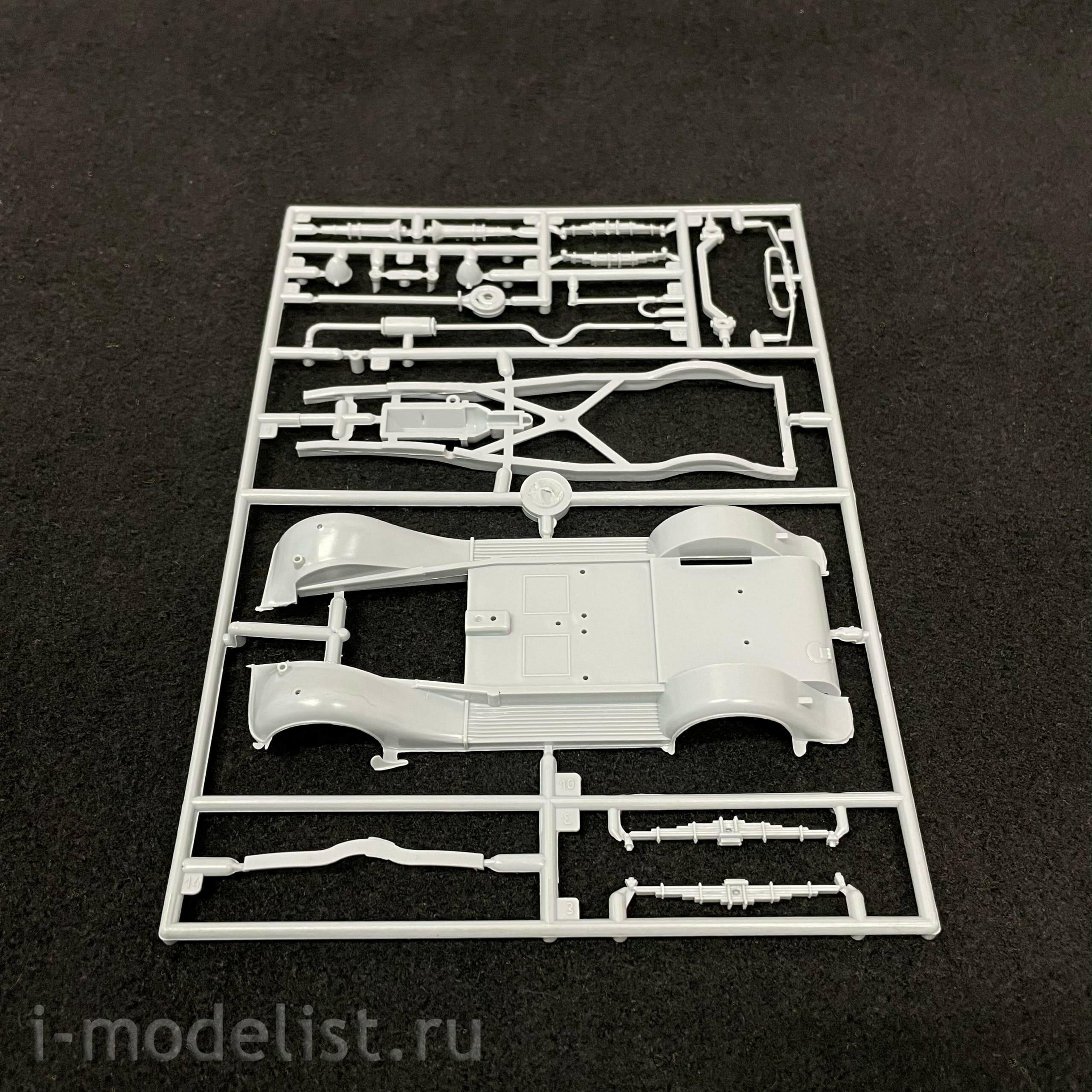 3562 Maket 1/72 Light armored car FAI-M