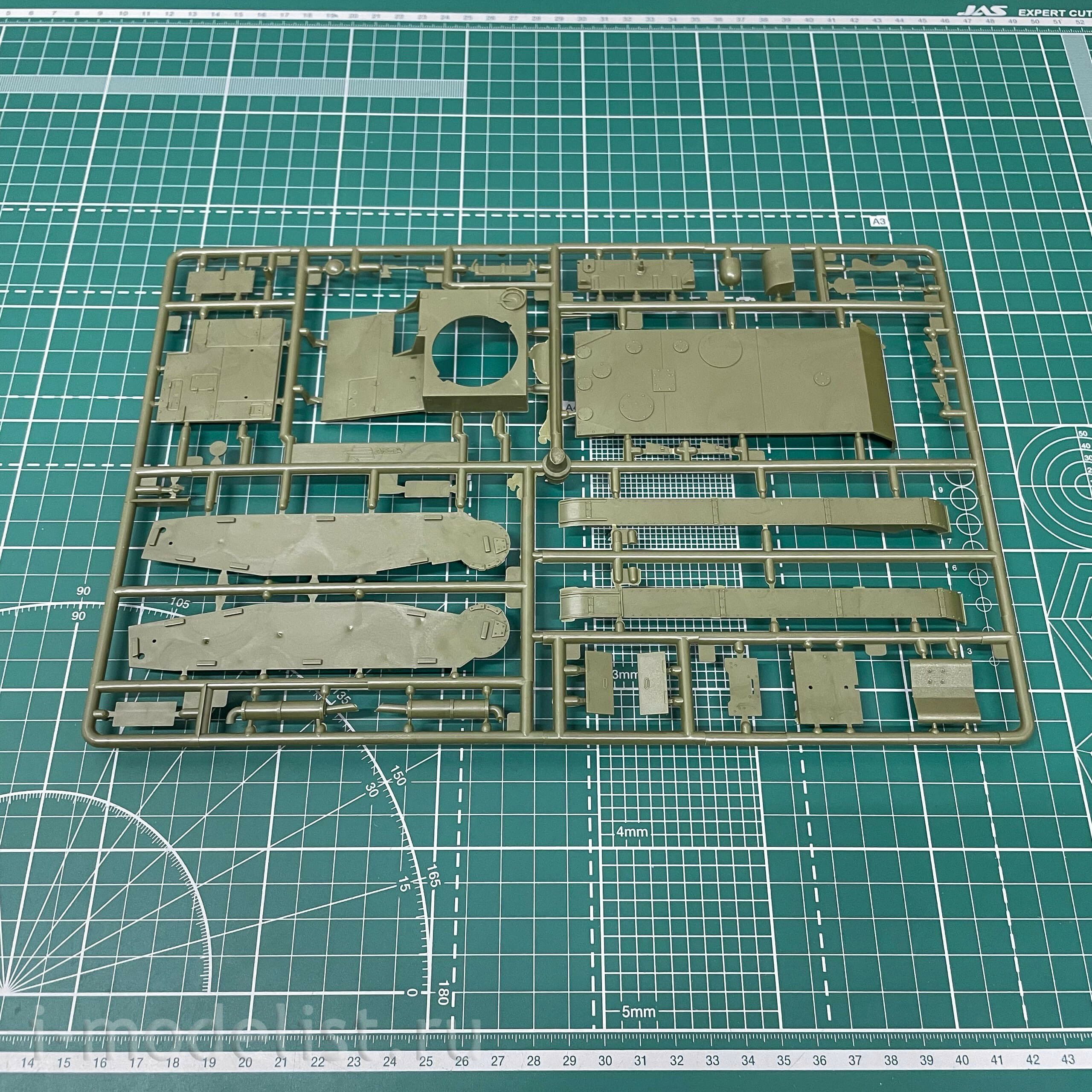 3538 Zvezda 1/35 Soviet light tank T-26 (mod. 1933)