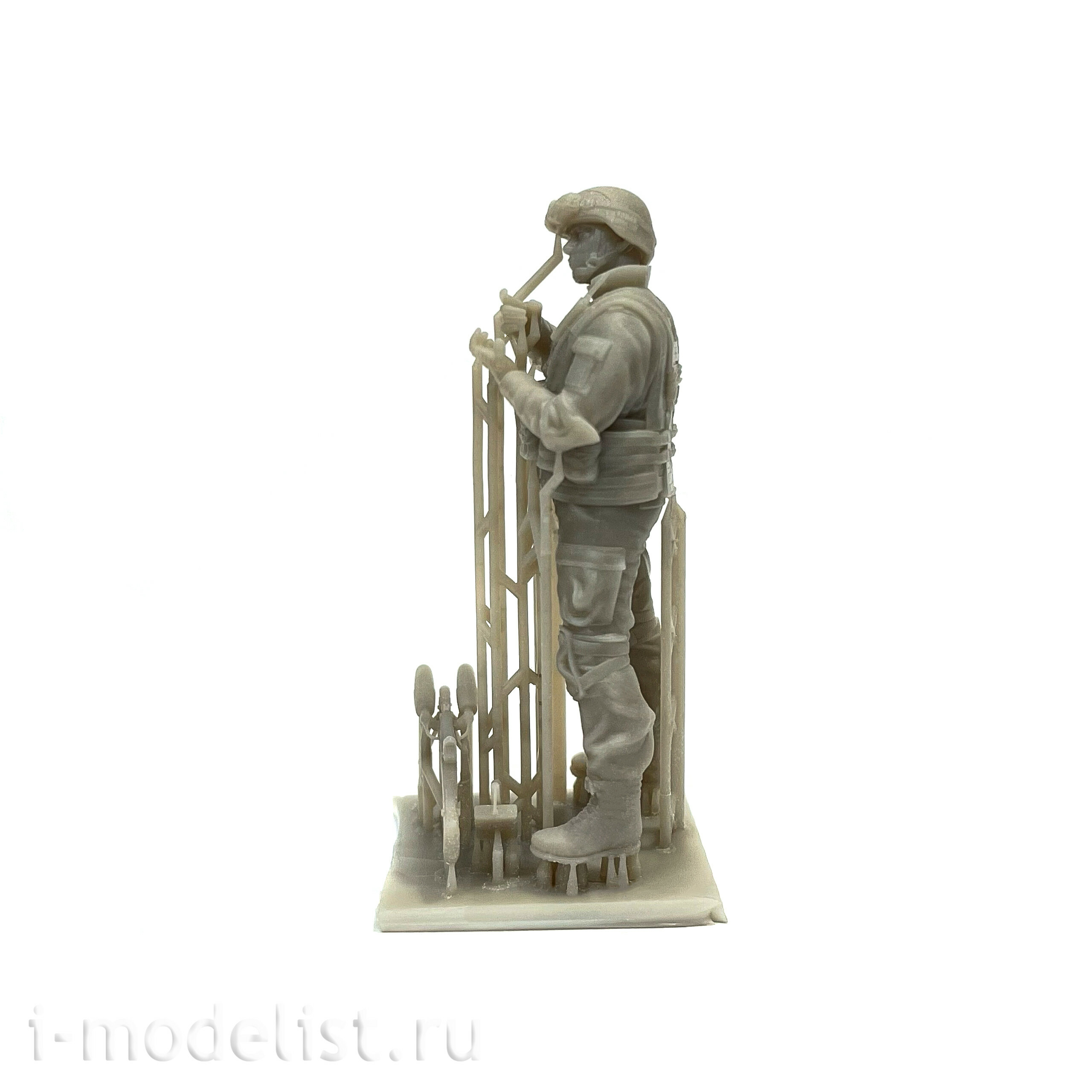 DVC35062 DVC 1/35 Soldier with UAV suppression kit 