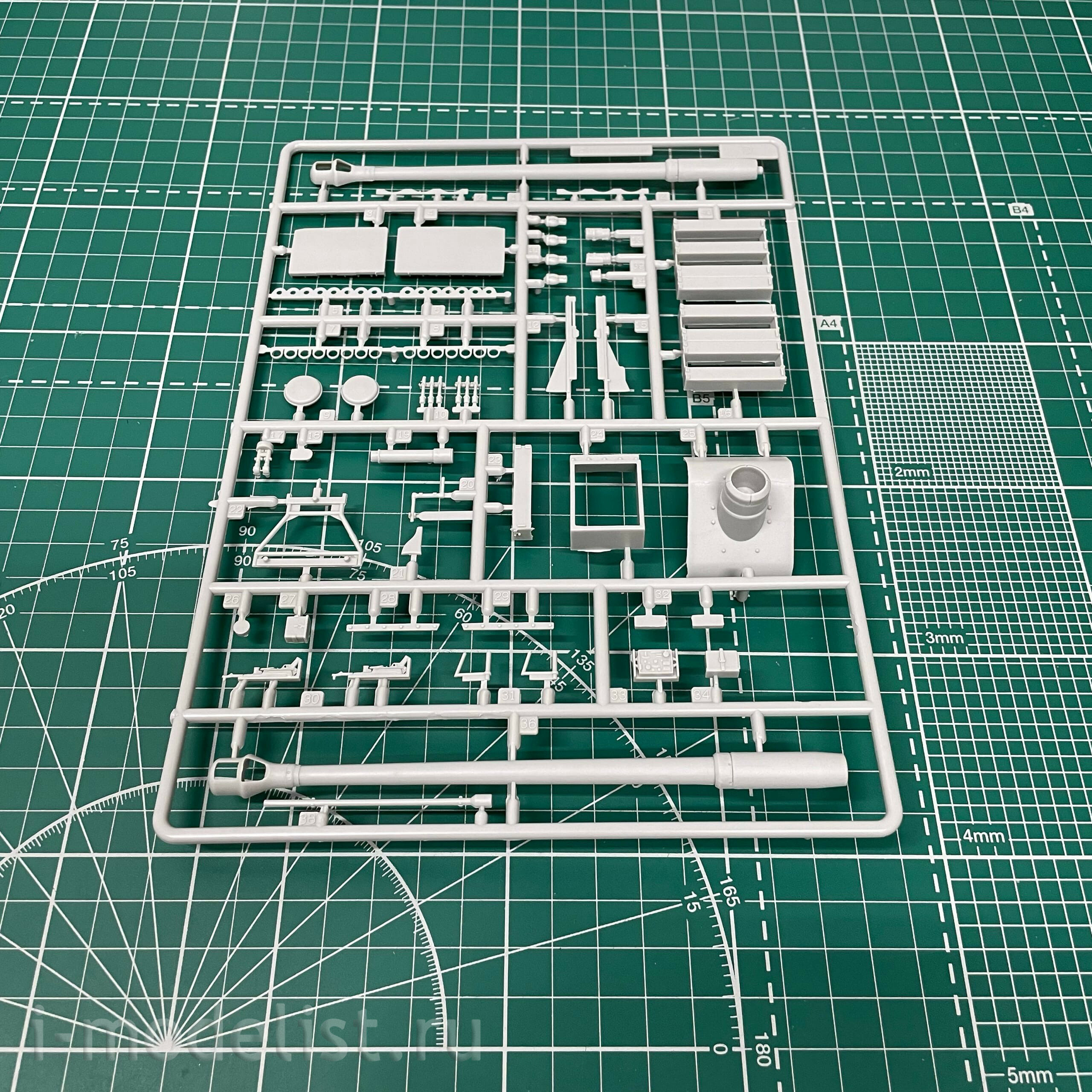 303541 Modeller of 1/35 self-Propelled gun 