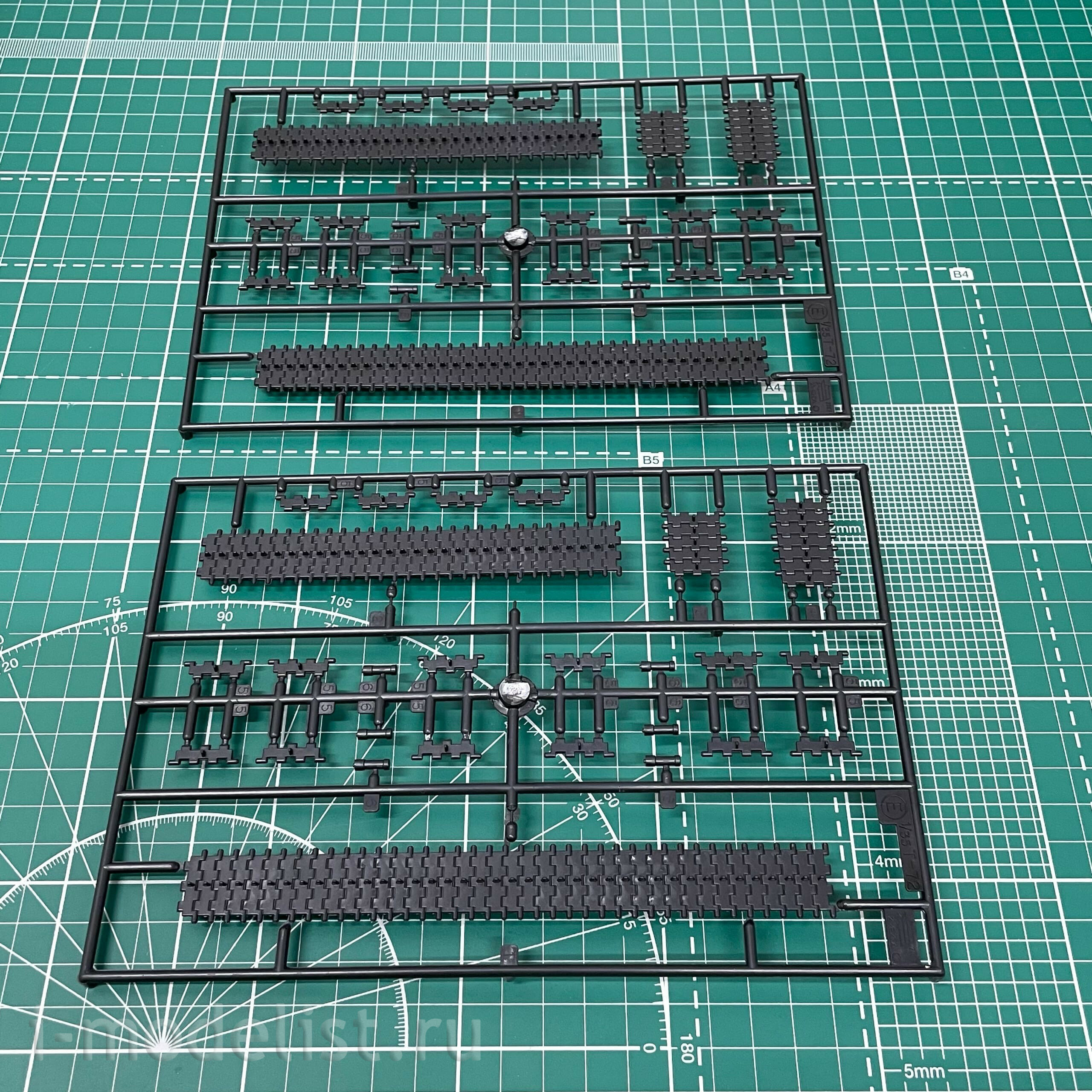 3551 Zvezda 1/35 T-72B tank with active armor