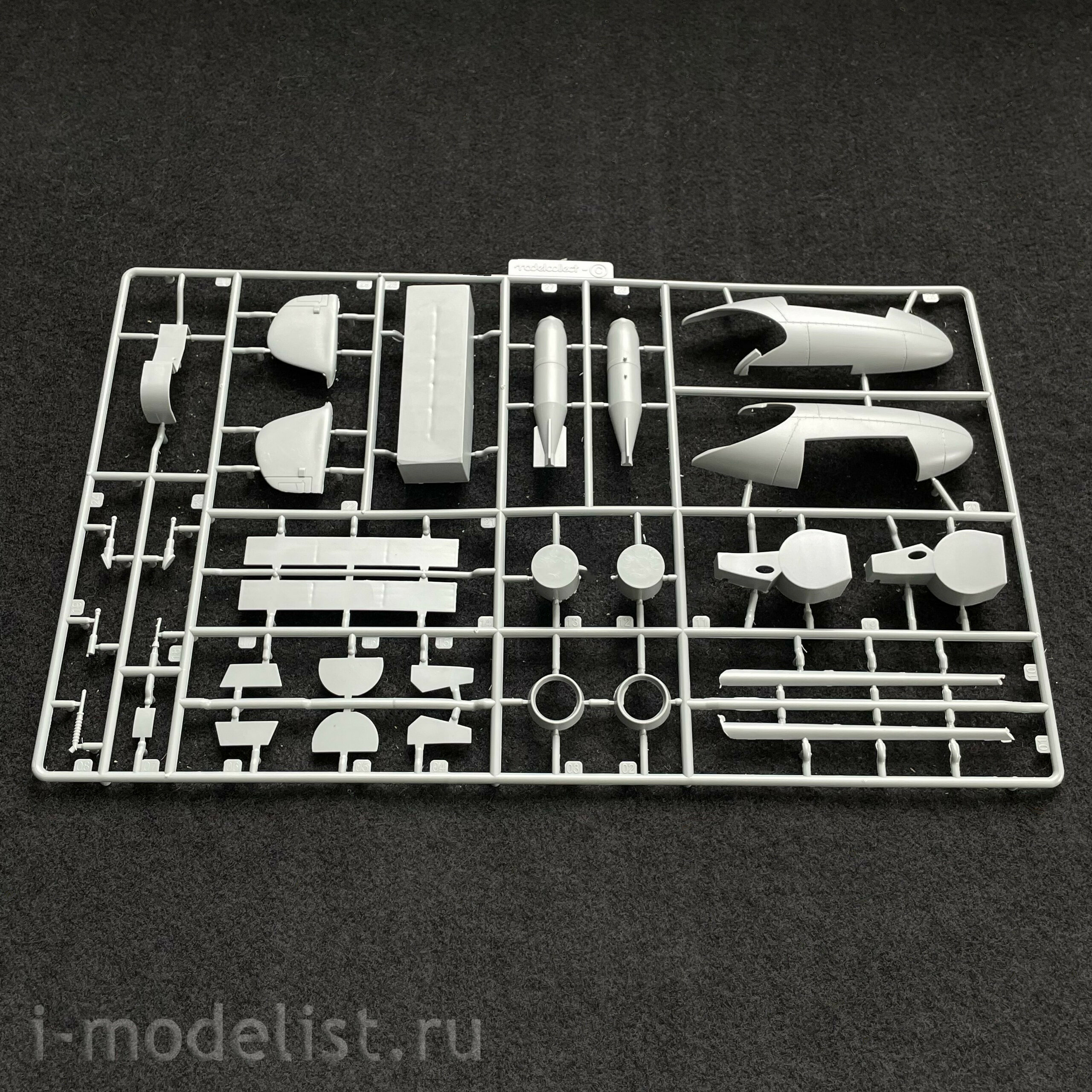 UA48002 Modelcollect 1/48 Focke-Wulf Bomber 0310239-10