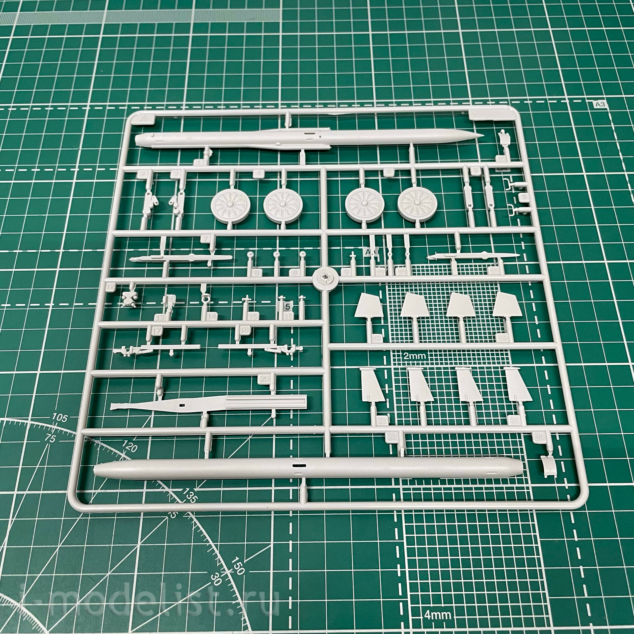 303537 Modeller of 1/35 SAM Launcher 