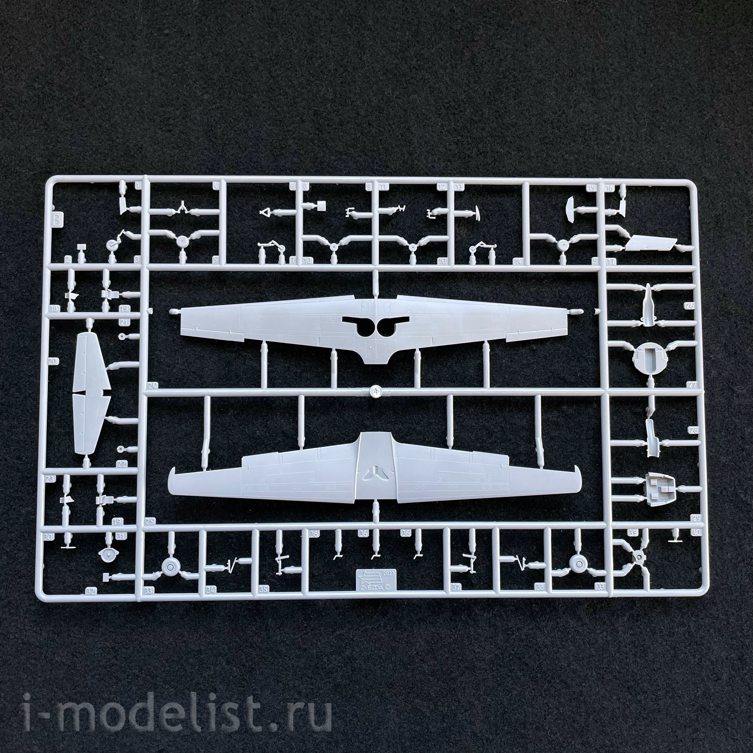 7030 Zvezda 1/144 Passenger aircraft Yak-40