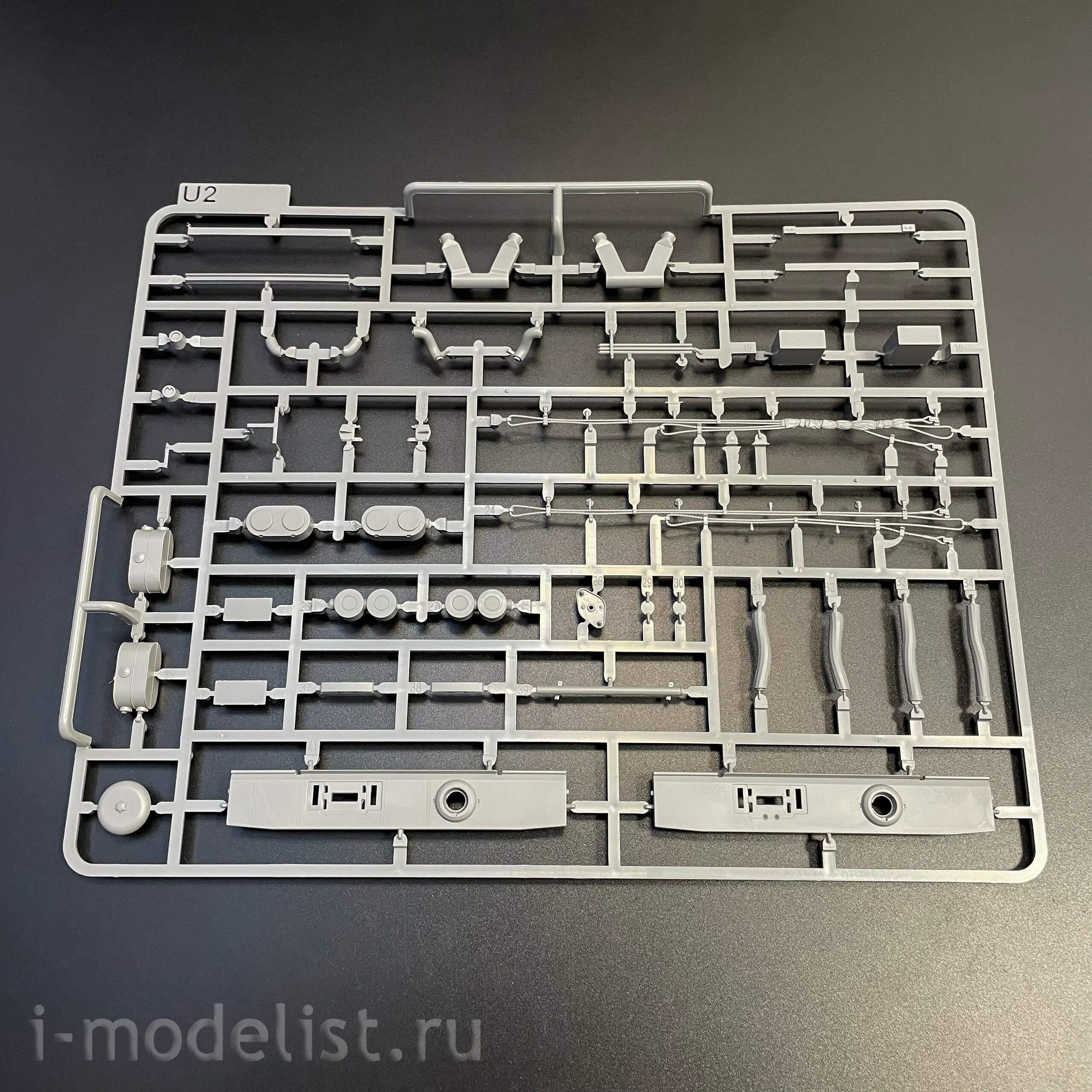 2195 Takom 1/35 Notмецкий тяжёлый танк Sd.Kfz.181 Pz.Kpfw.VI Ausf.E - Tiger I ранний с фигурой Michael Wittmann