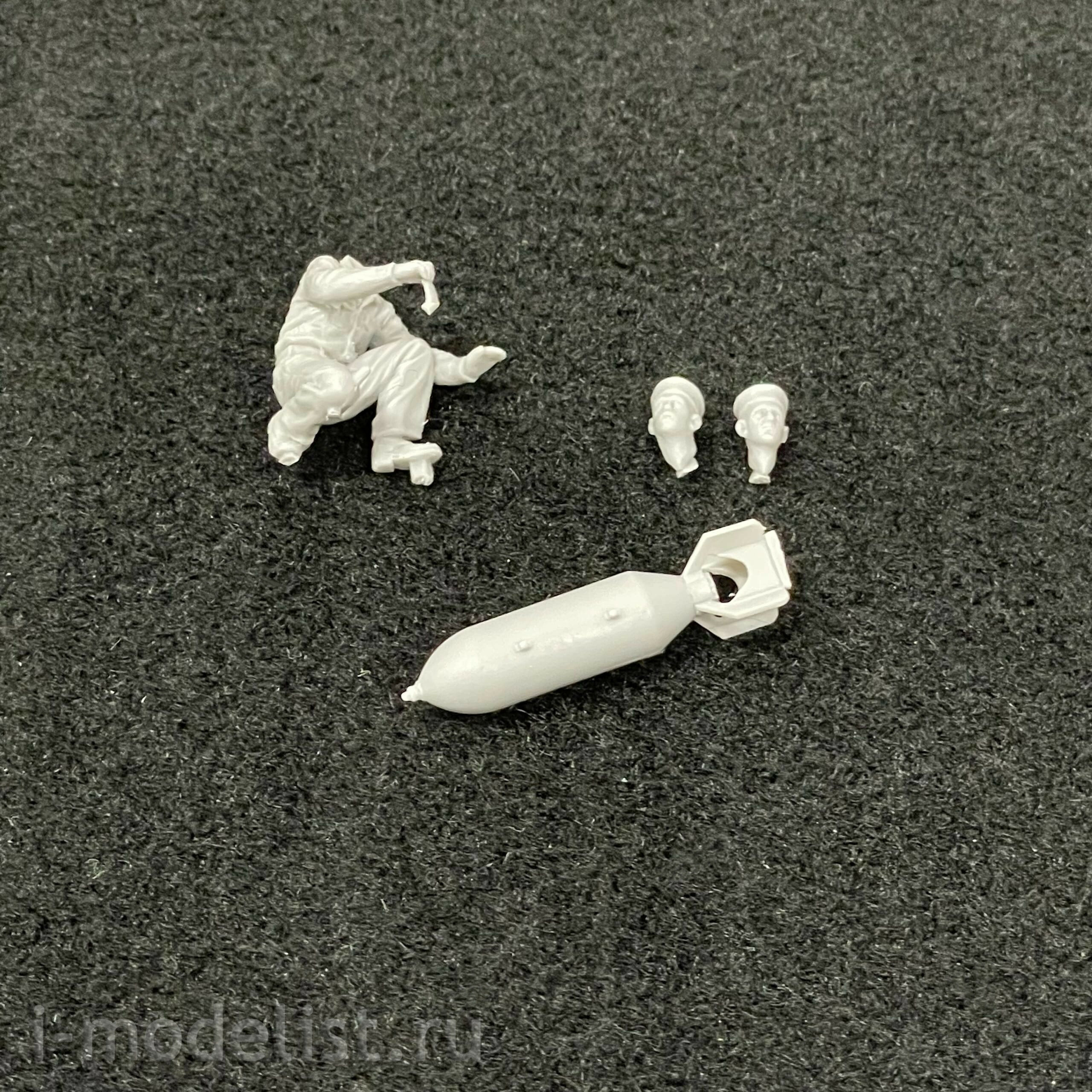 4803 Sabre Model 1/48 DOOLITTLE RAID Part.B - US Navy sailors paintting bombs