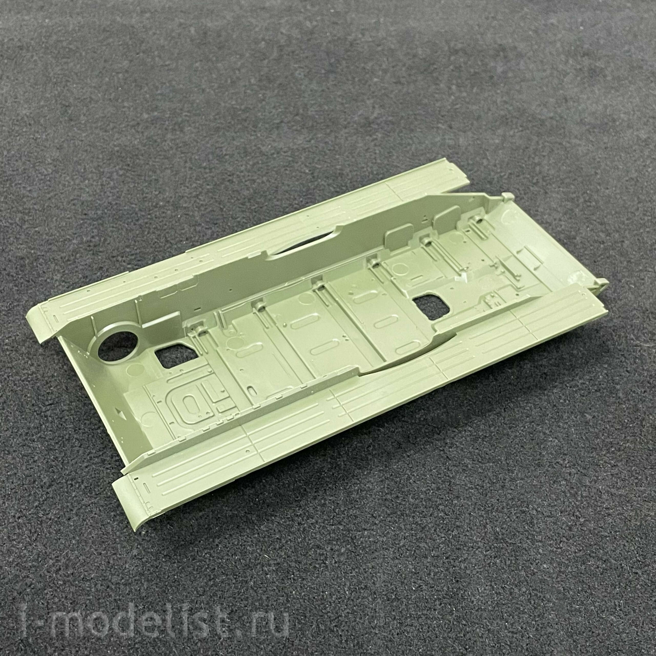 35A052 Amusing Hobby 1/35 Soviet T-72 Ural tank with full interior (under license from UVZ)