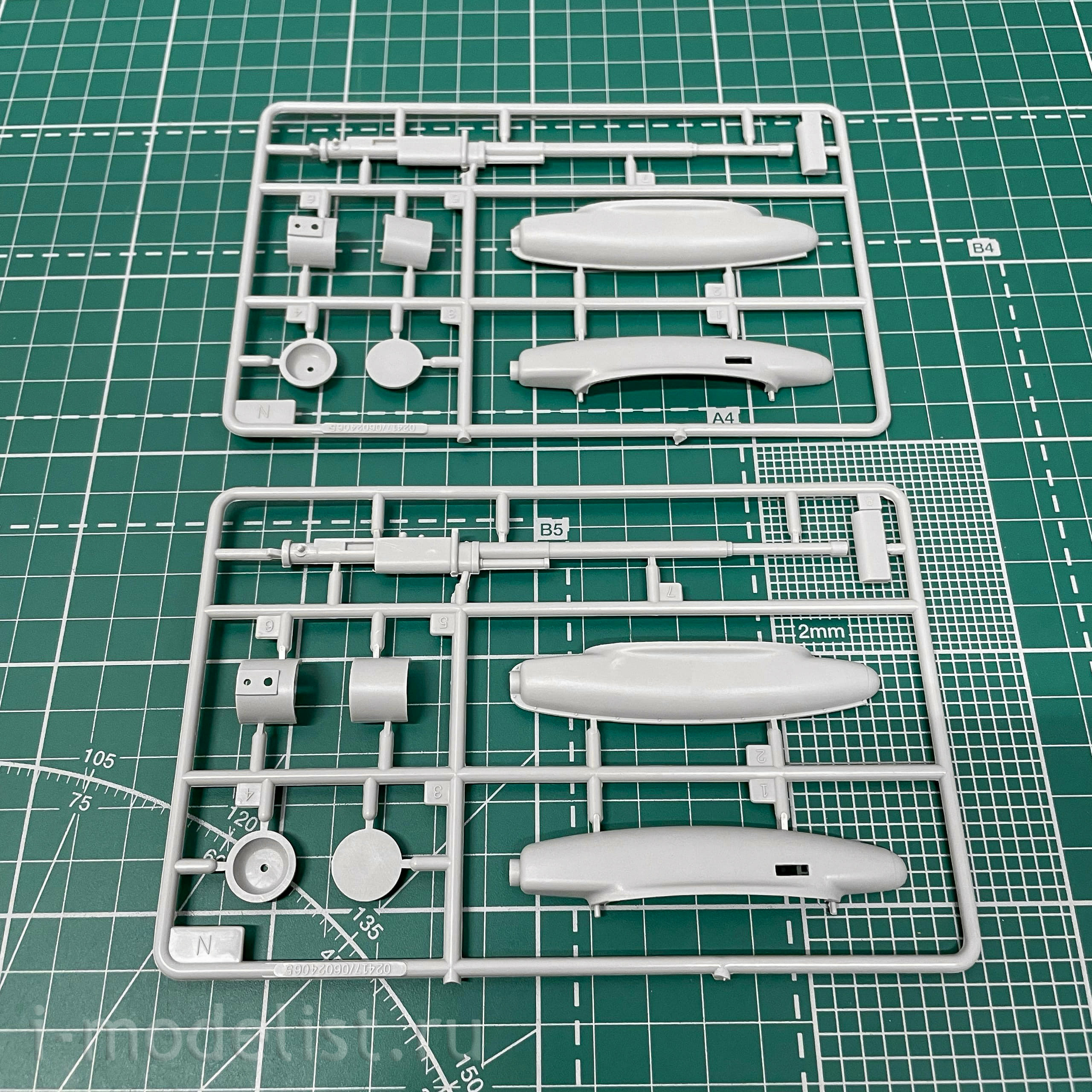 02417 Trumpeter 1/24 Hurricane Mk.II D/Trop Fighter