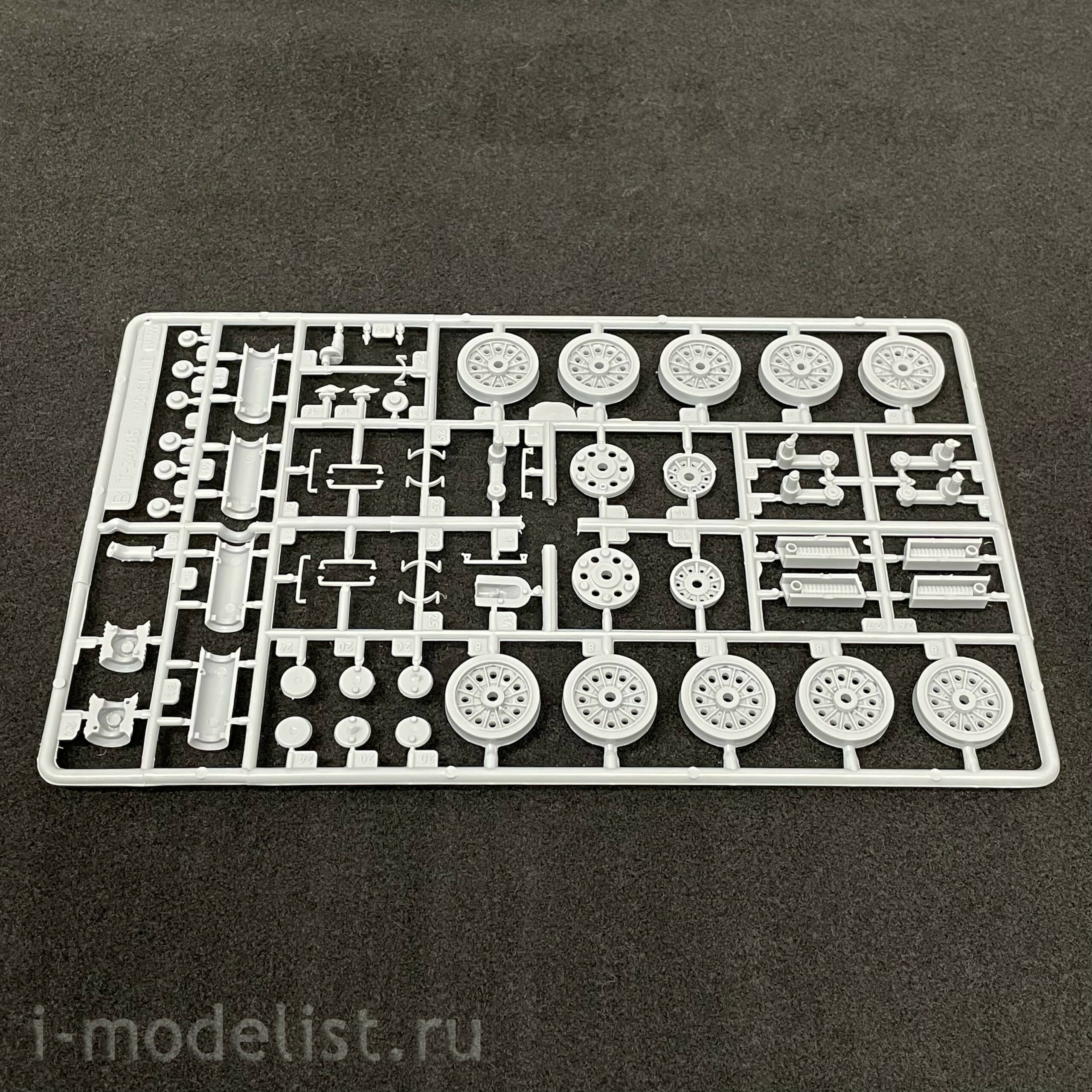 3502 Maket 1/35 Tank 34/85 sample 1945 and a set of accessories