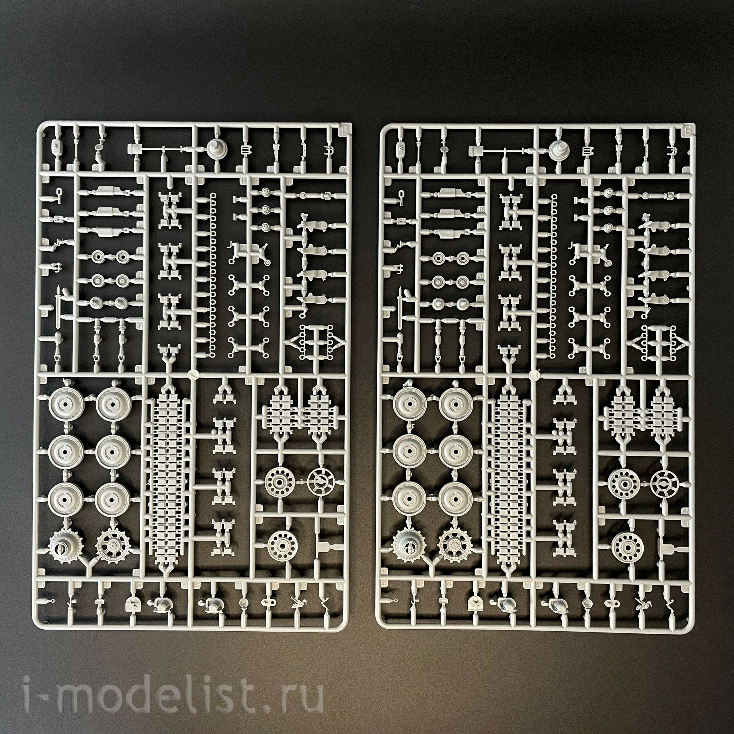 35A055 Amusing Hobby 1/35 Notмецкий танк Spähpanzer Ru 251