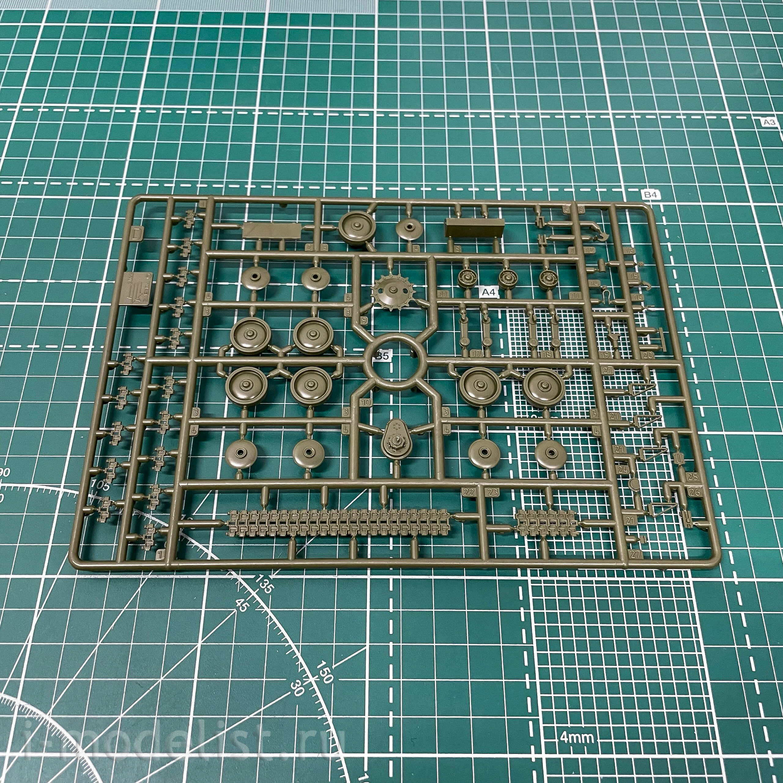 3631 Zvezda 1/35 Soviet light tank T-70B