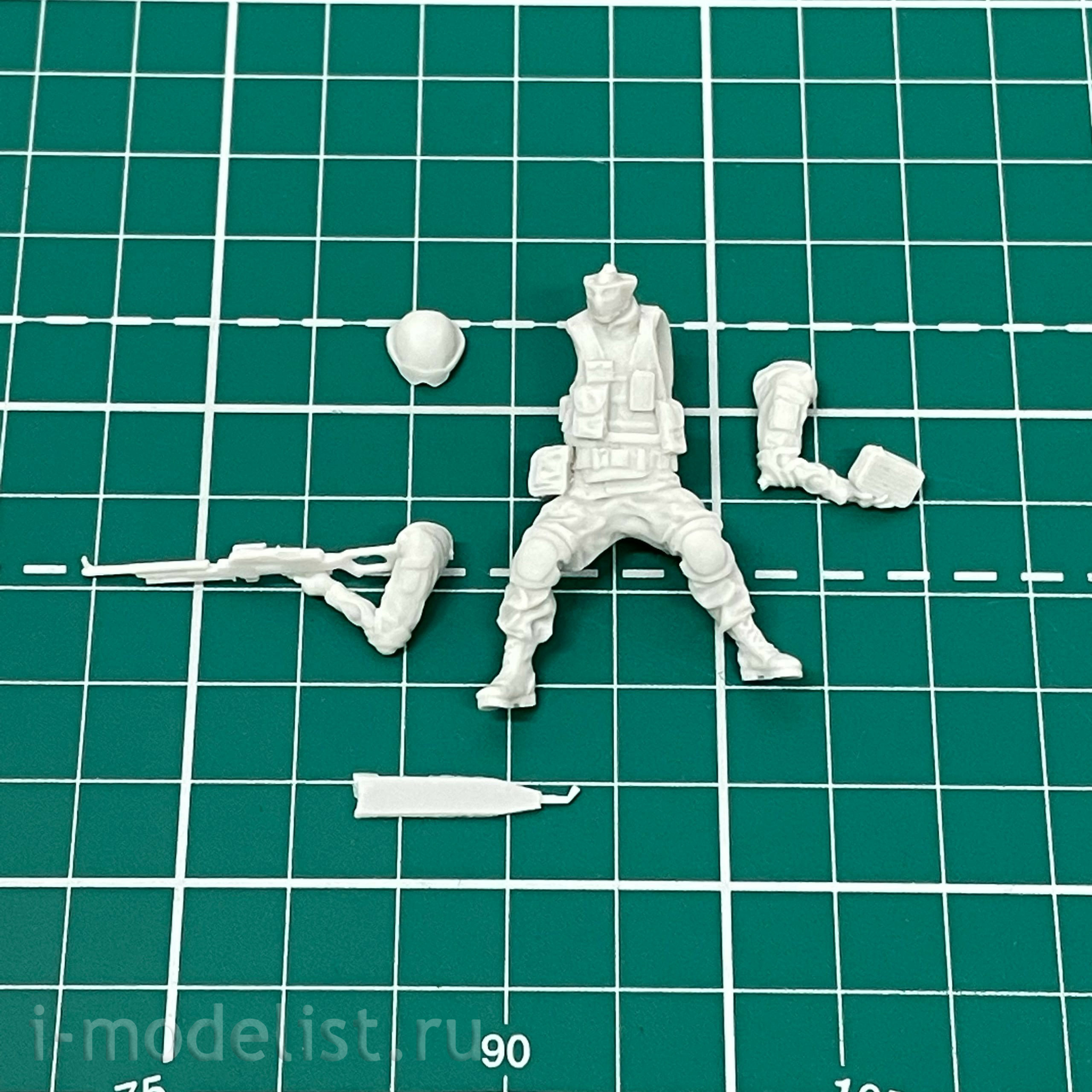 UP-35012 RPG-MODEL 1/35 Russian soldier with a machine gun (resin)