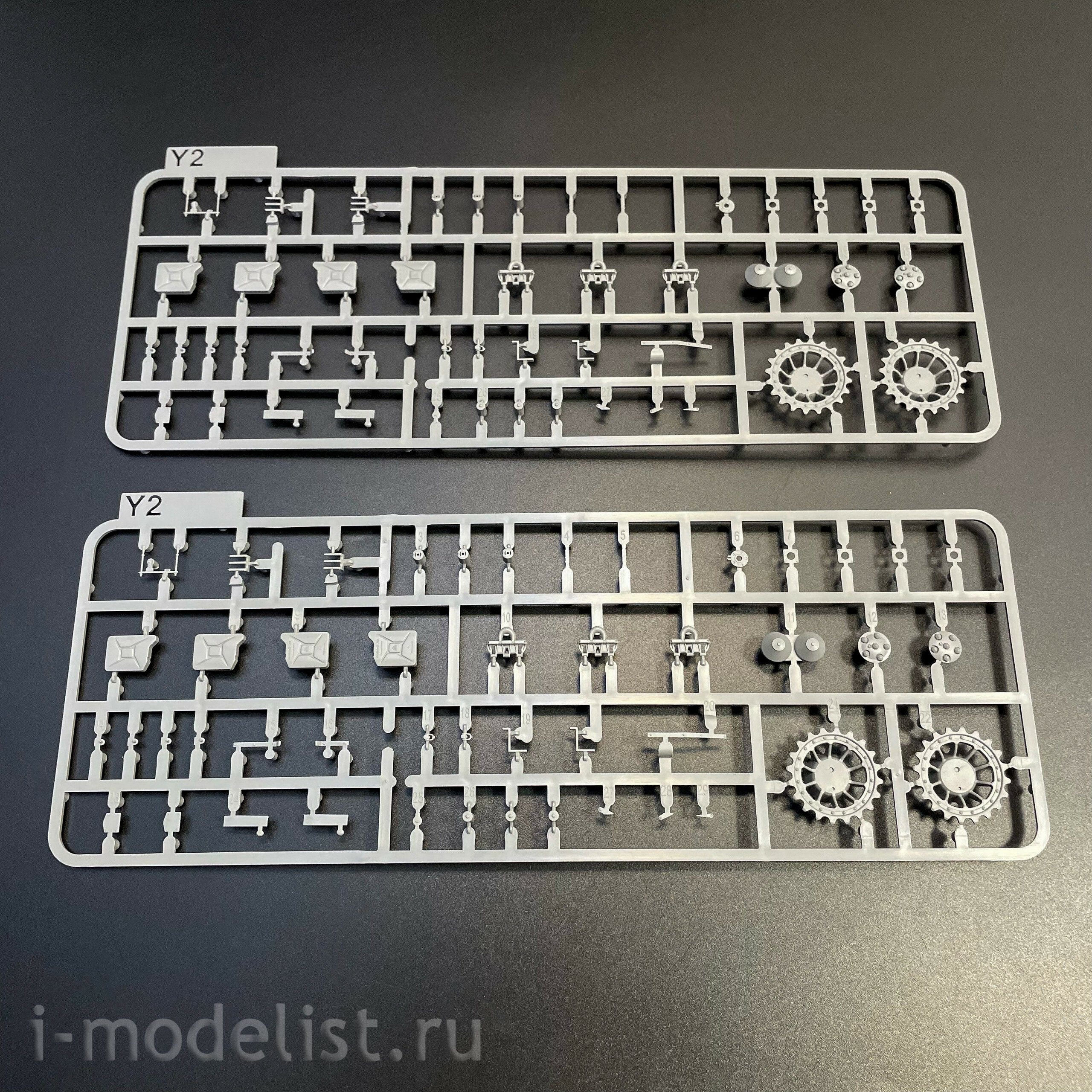 2195W Takom 1/35 Набор TIGER I² BOX - Sd.Kfz.181 Pz.Kpfw.VI Ausf.E Tiger I Command + Tiger I + фигура Михаэля Виттманна в 1/16