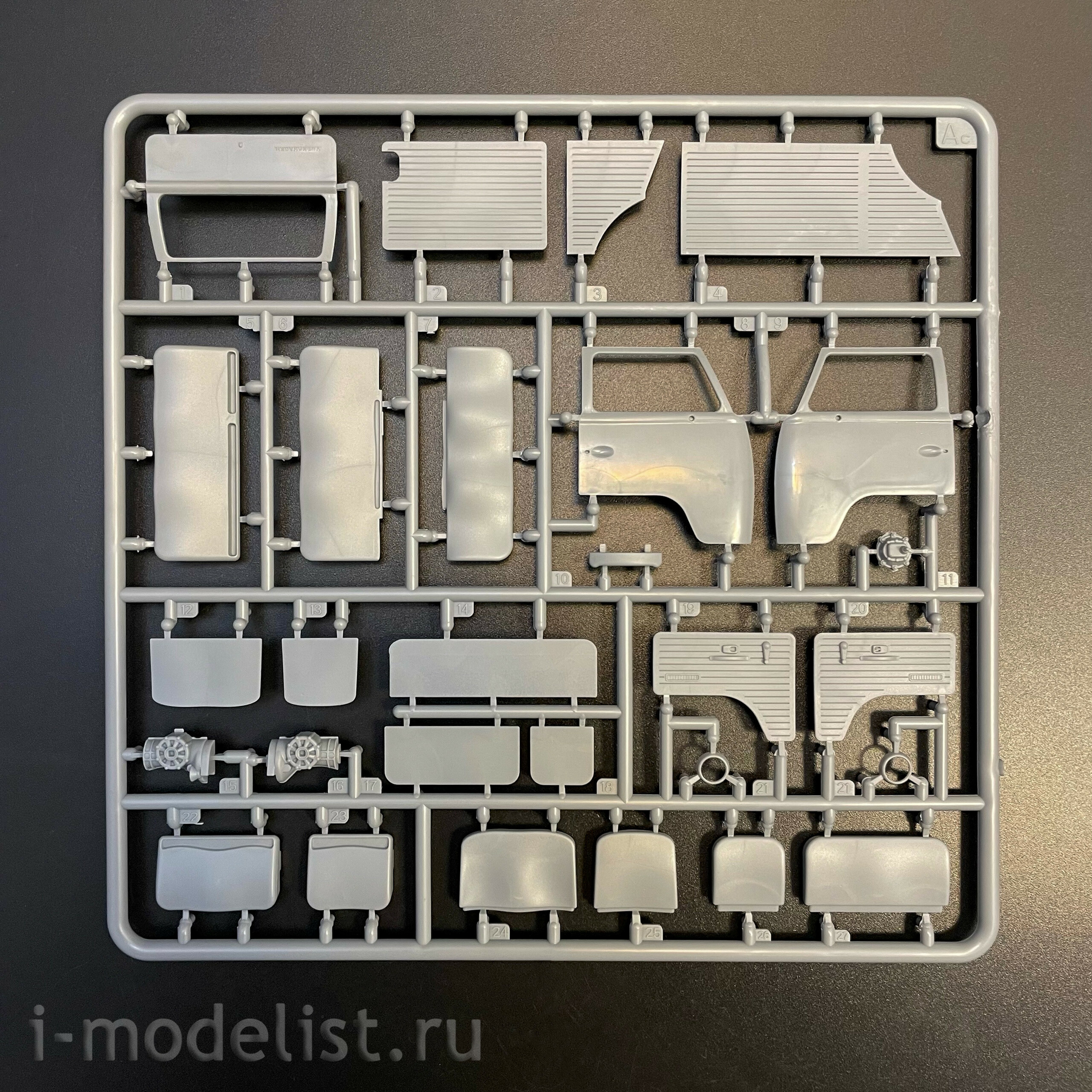 AK35025 AK Interactive 1/35 Коммерческий фургон T2 1972 года