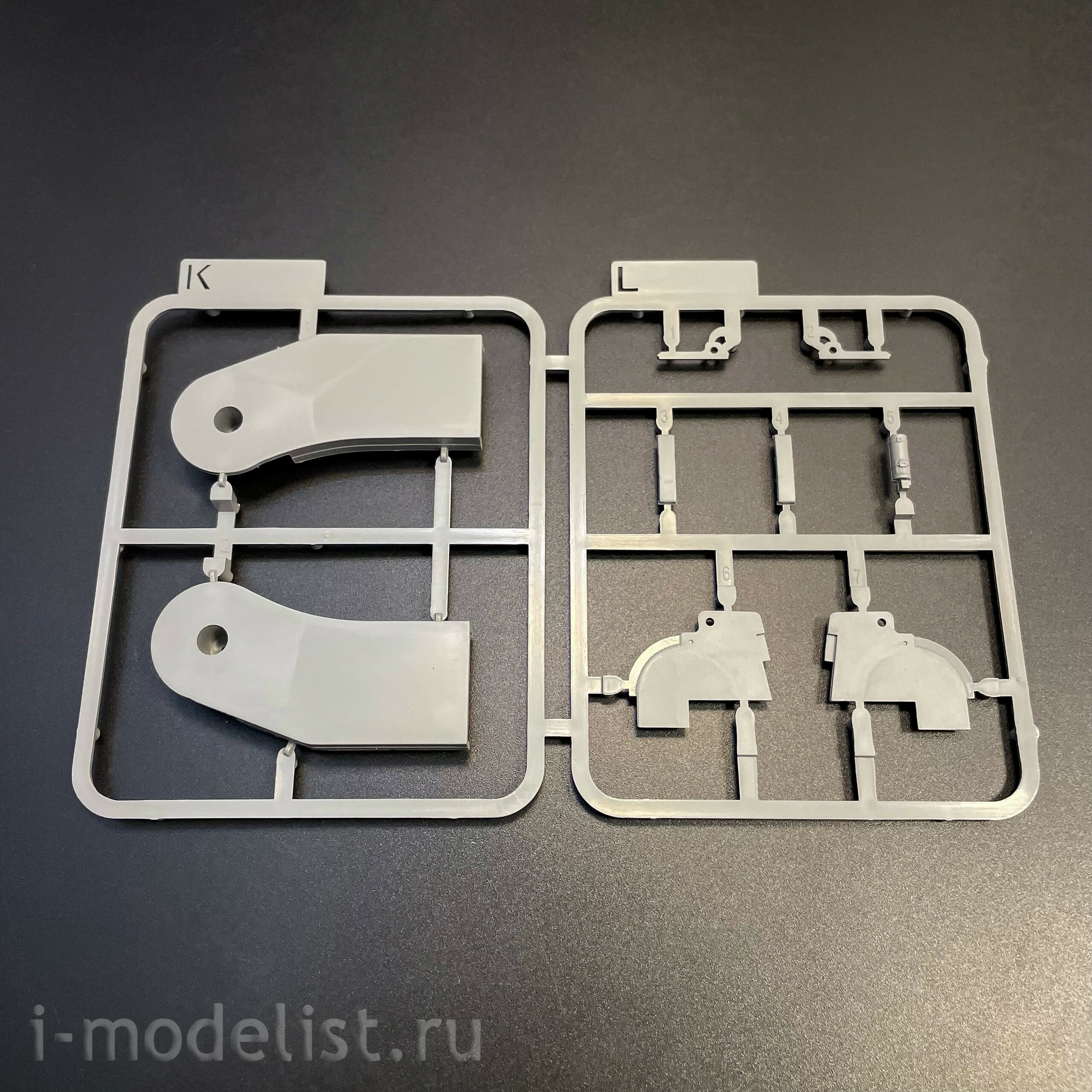 2195W Takom 1/35 Набор TIGER I² BOX - Sd.Kfz.181 Pz.Kpfw.VI Ausf.E Tiger I Command + Tiger I + фигура Михаэля Виттманна в 1/16