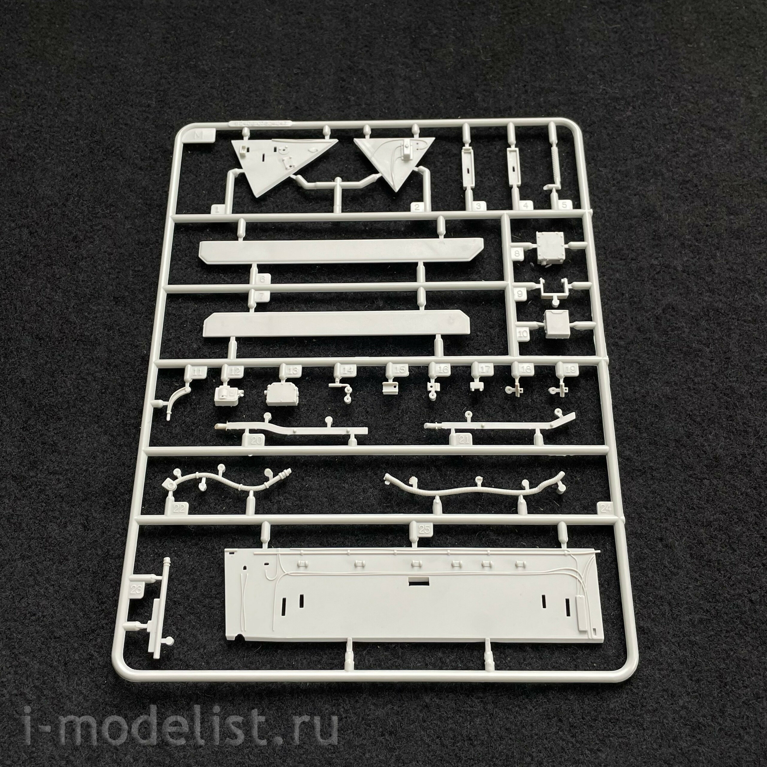 HobbyBoss 1/35 82411 Aavr-7a1 Assault Amphibian Vehicle Recovery