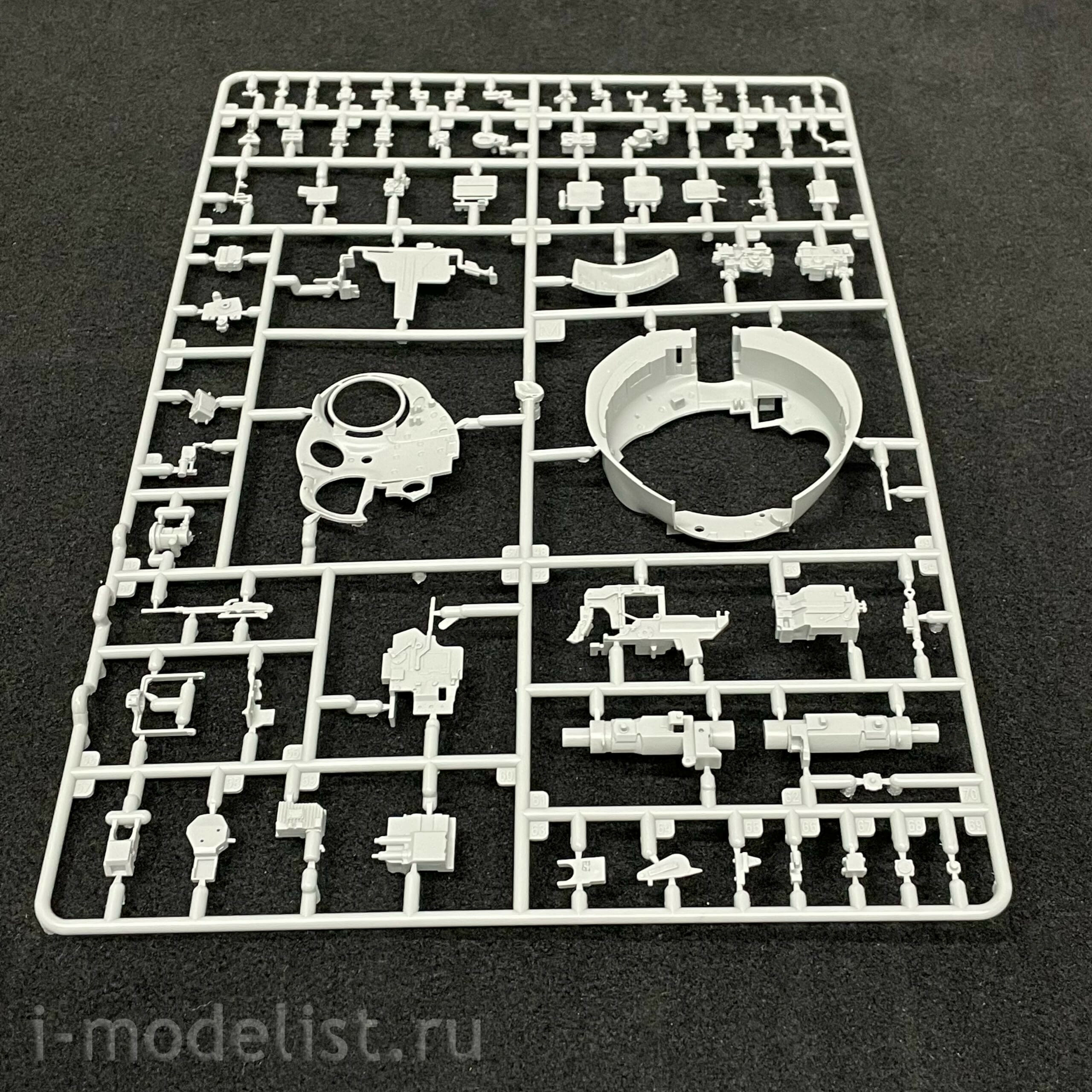 35A050 Amusing Hobby 1/35 Russian T-90A Tank with full interior (under license from UVZ)