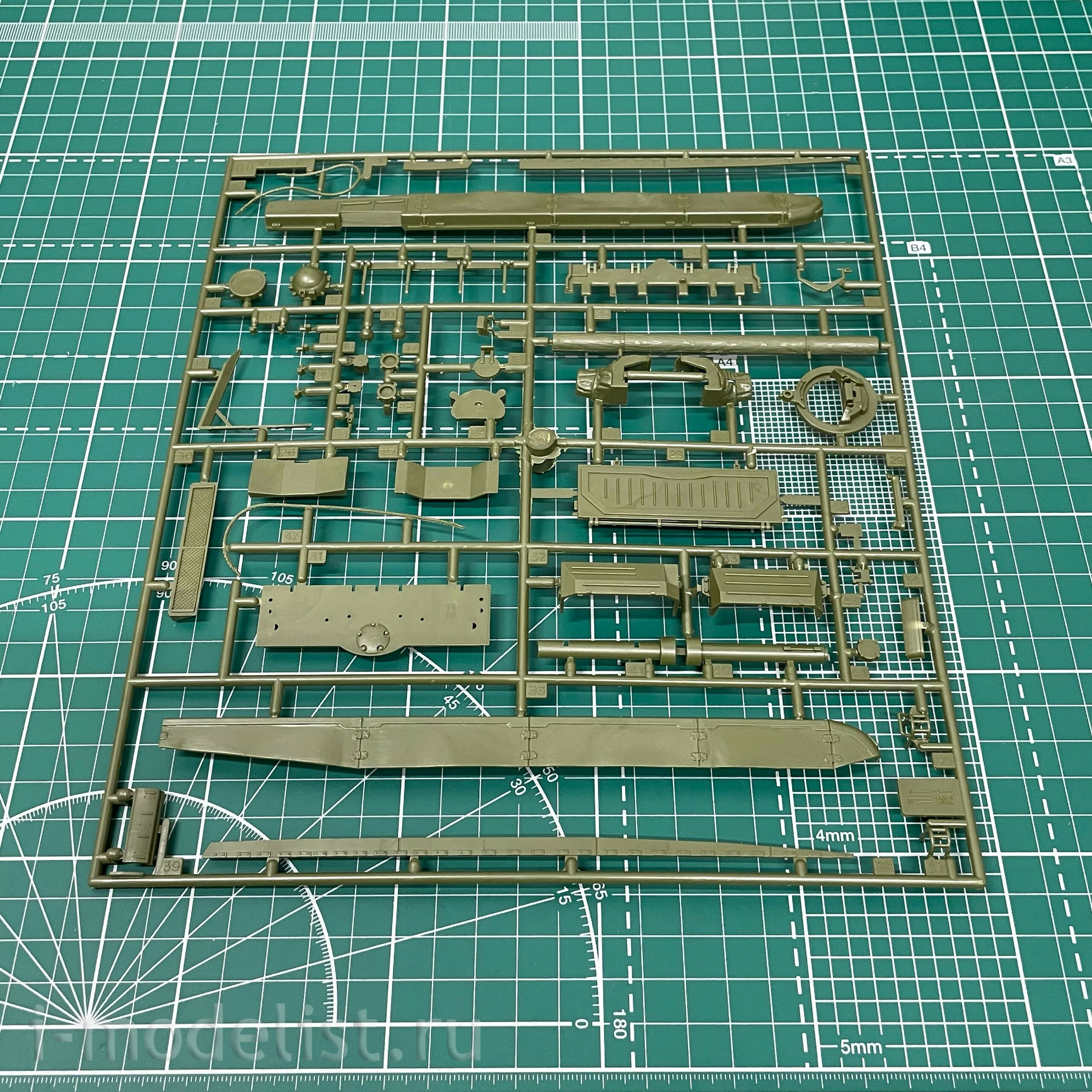 3551 Zvezda 1/35 T-72B tank with active armor
