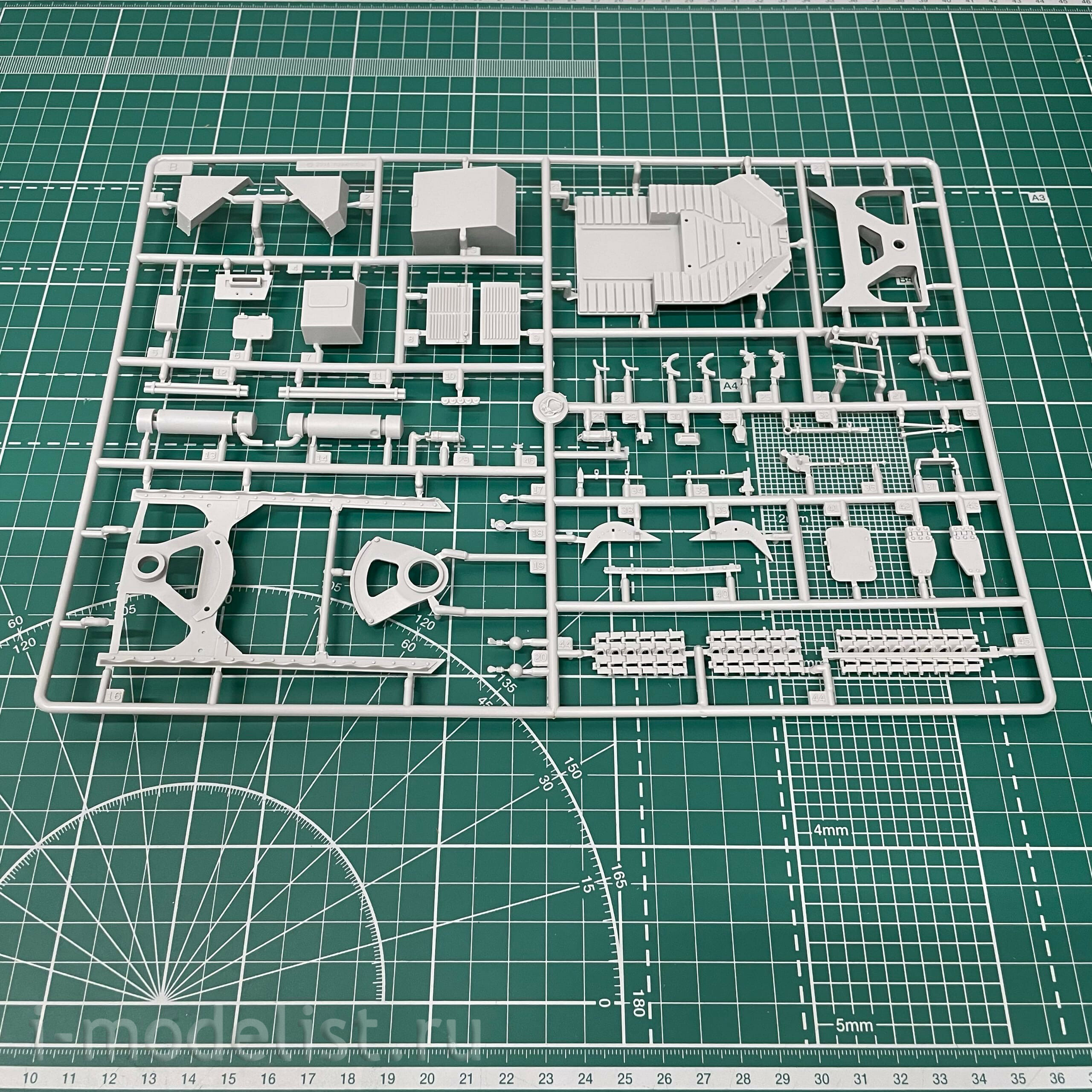303541 Modeller of 1/35 self-Propelled gun 