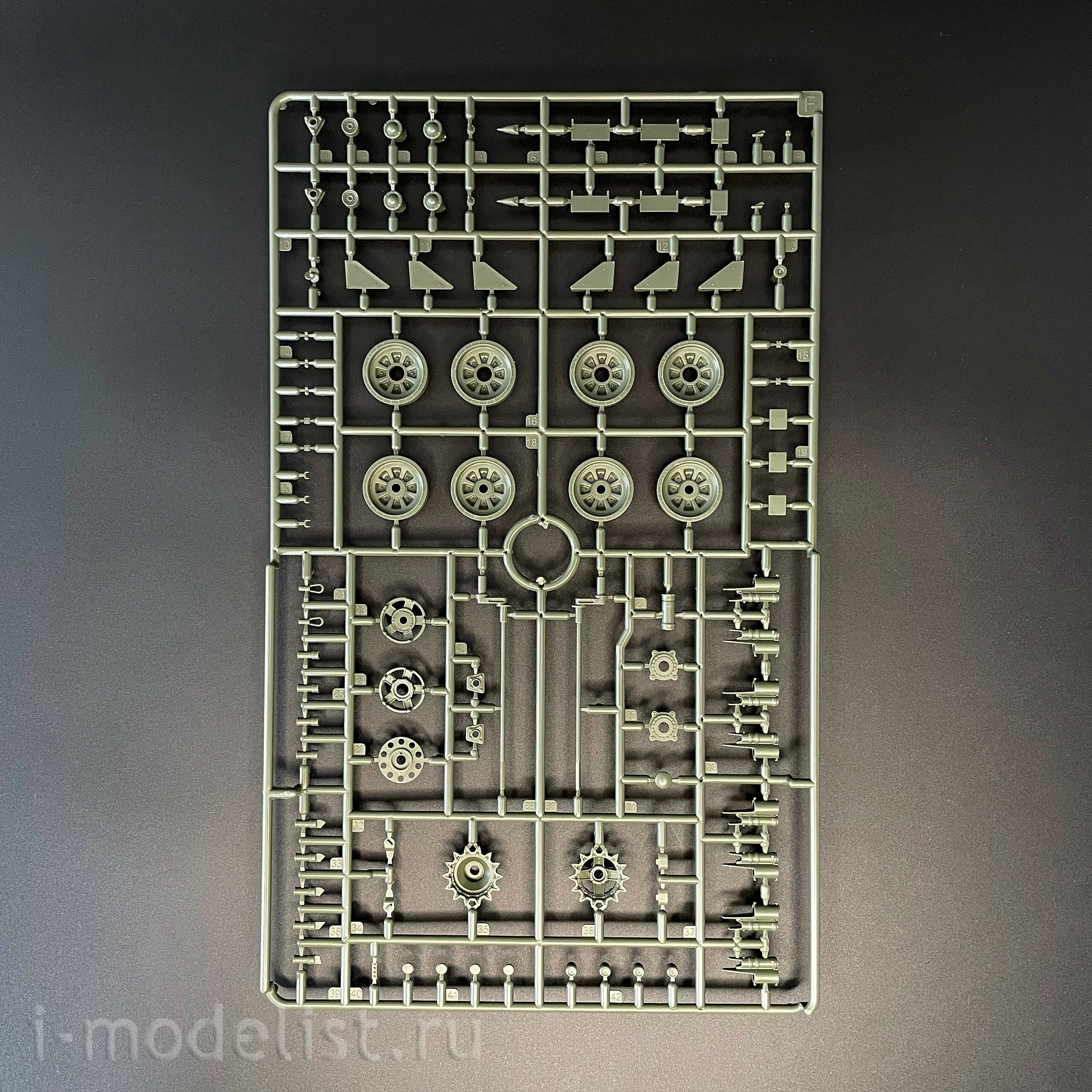 35A056 Amusing Hobby 1/35 Russian T-90AK command tank with PTK (under license from UVZ)