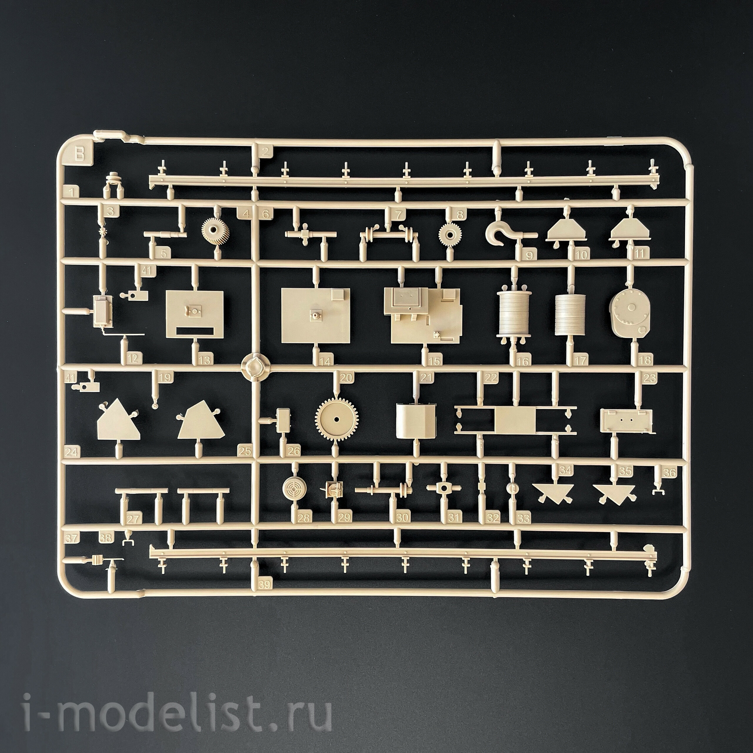 35A030 Amusing Hobby 1/35 SD.Kfz.184 Ferdinand & 16t Strabokran