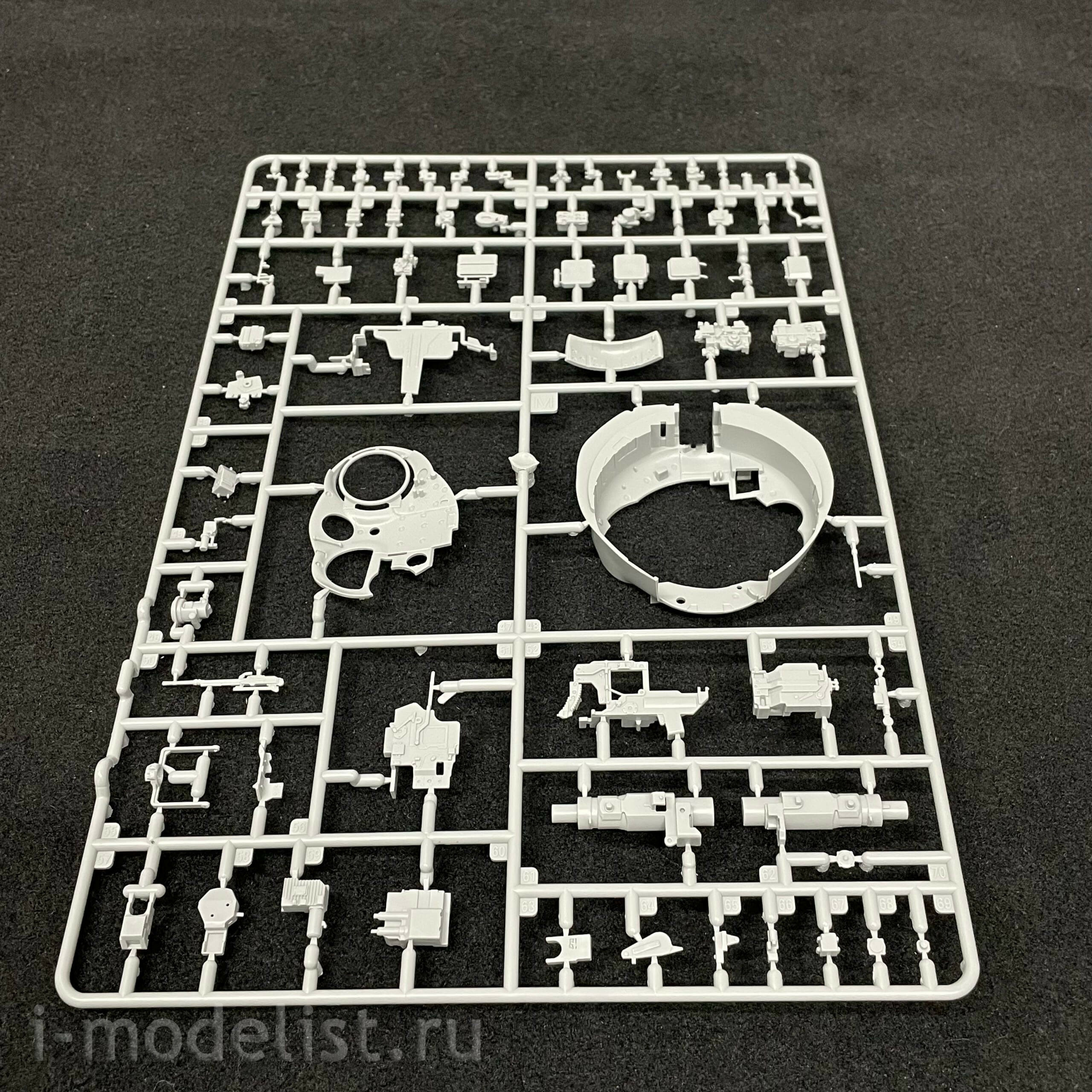 35A052 Amusing Hobby 1/35 Soviet T-72 Ural tank with full interior (under license from UVZ)
