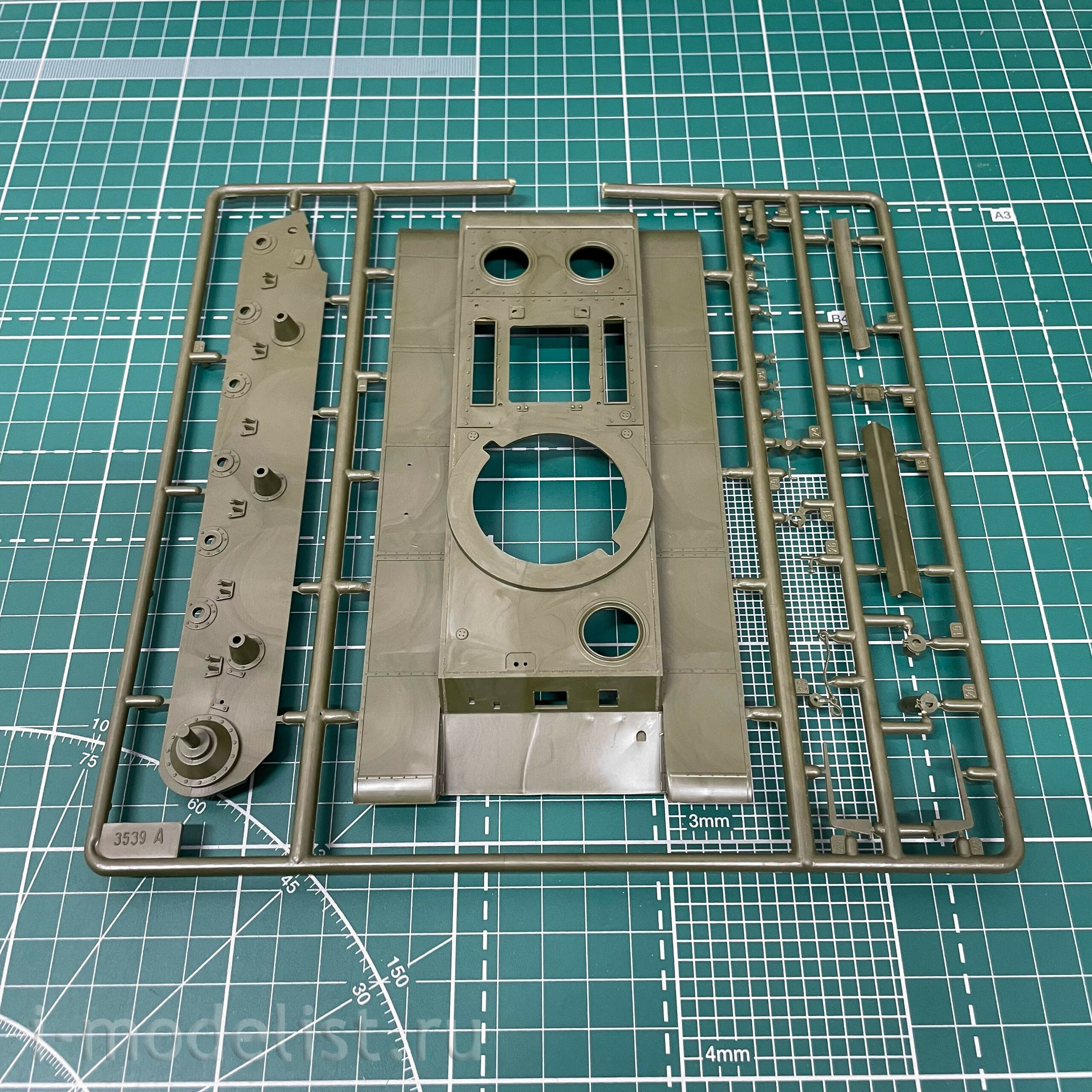 3539 Zvezda 1/35 Soviet tank KV-1