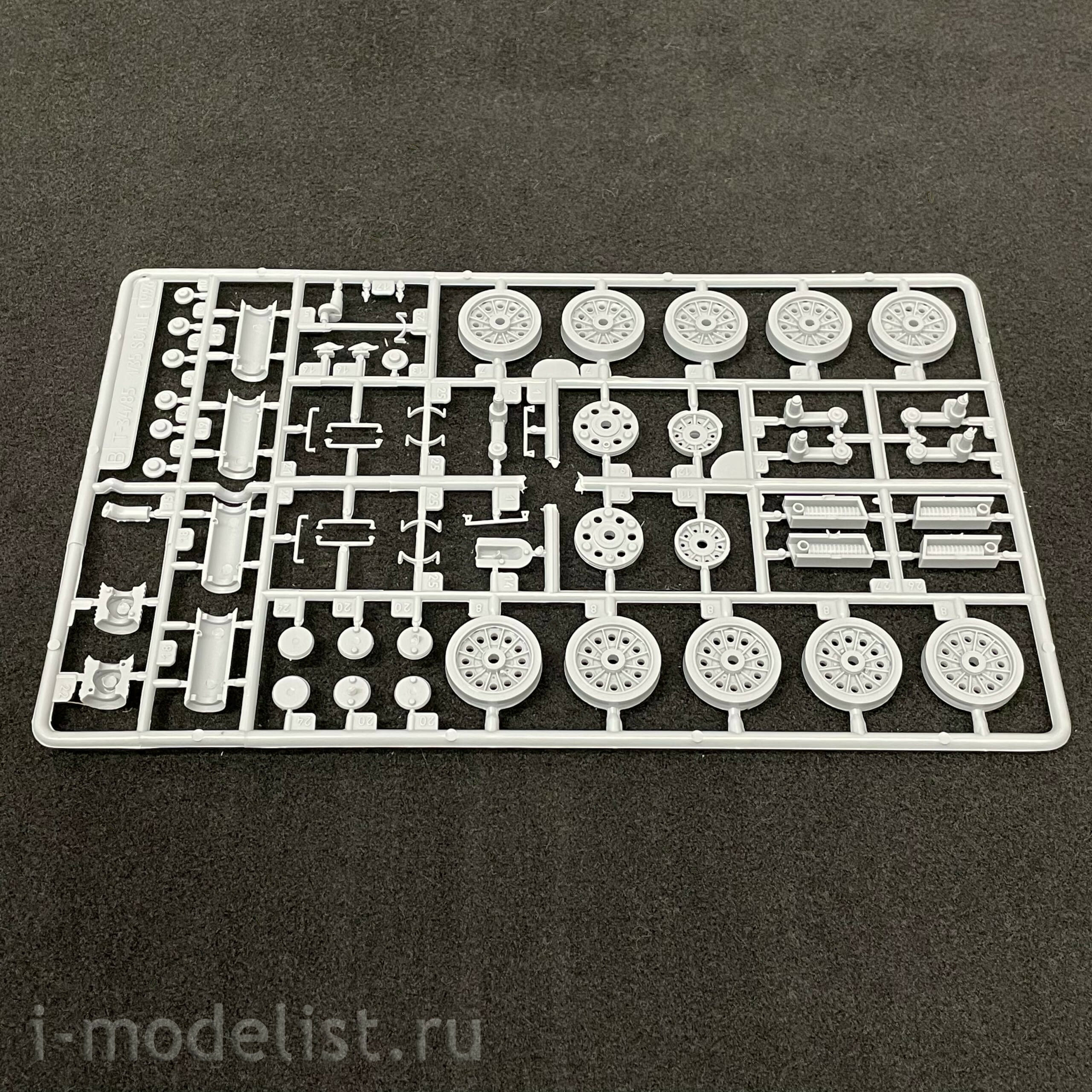 3502 Maket 1/35 Tank 34/85 sample 1945 and a set of accessories