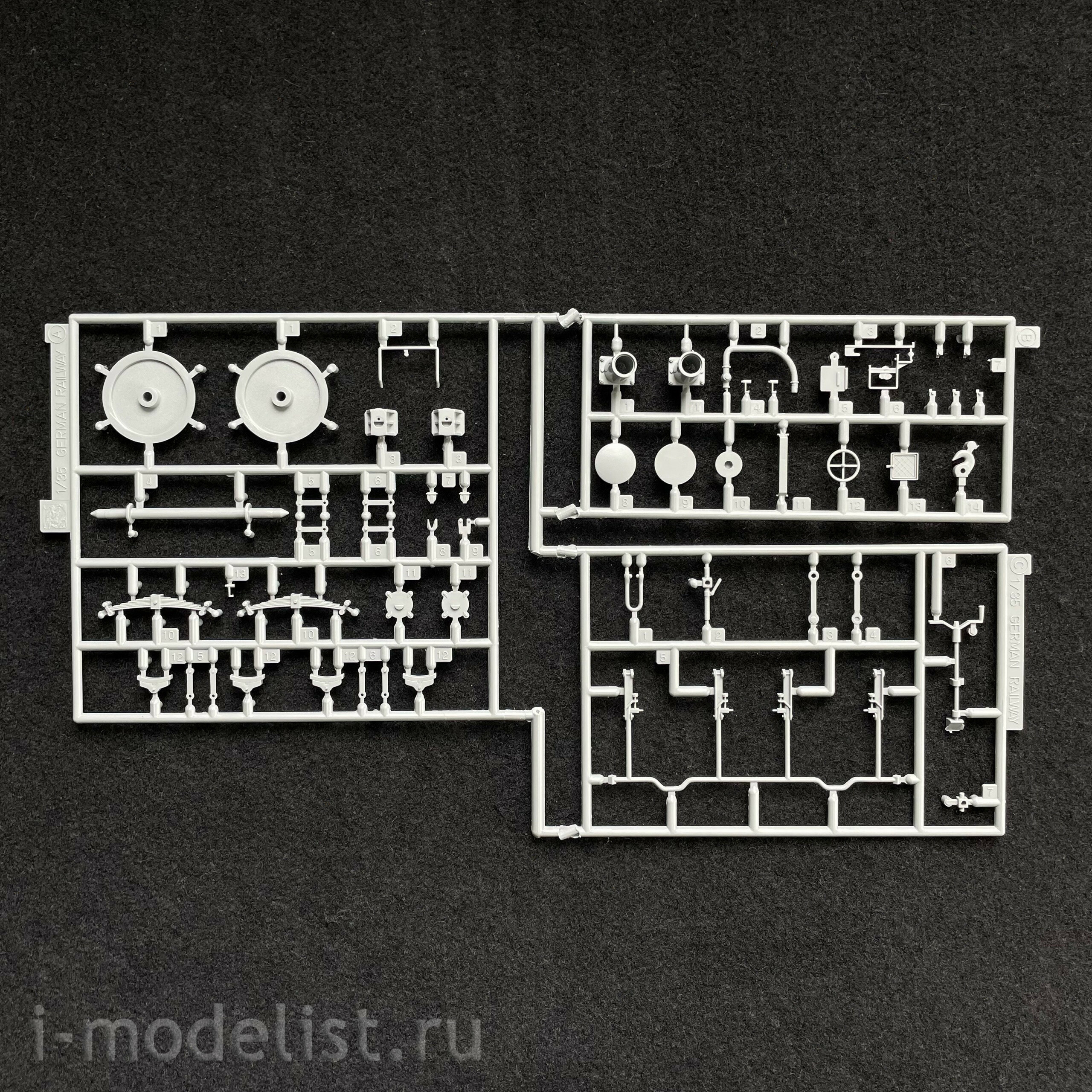 6085 Dragon 1/35 German Ommr type railway platform (2 axles) with crew