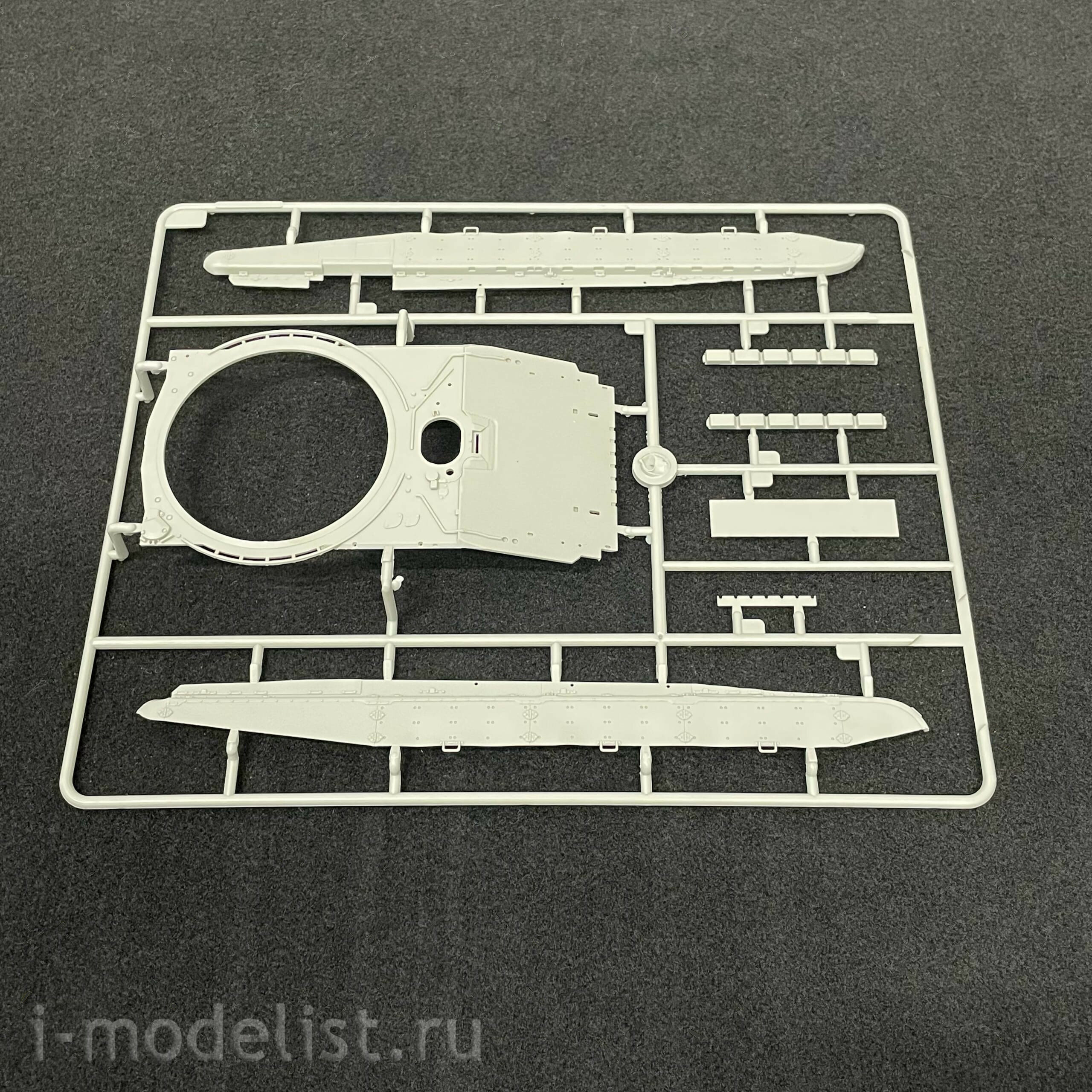 09609 Trubach 1/35 Russian T-72B1 tank with KTM-6 and lattice armor (under license from UVZ)