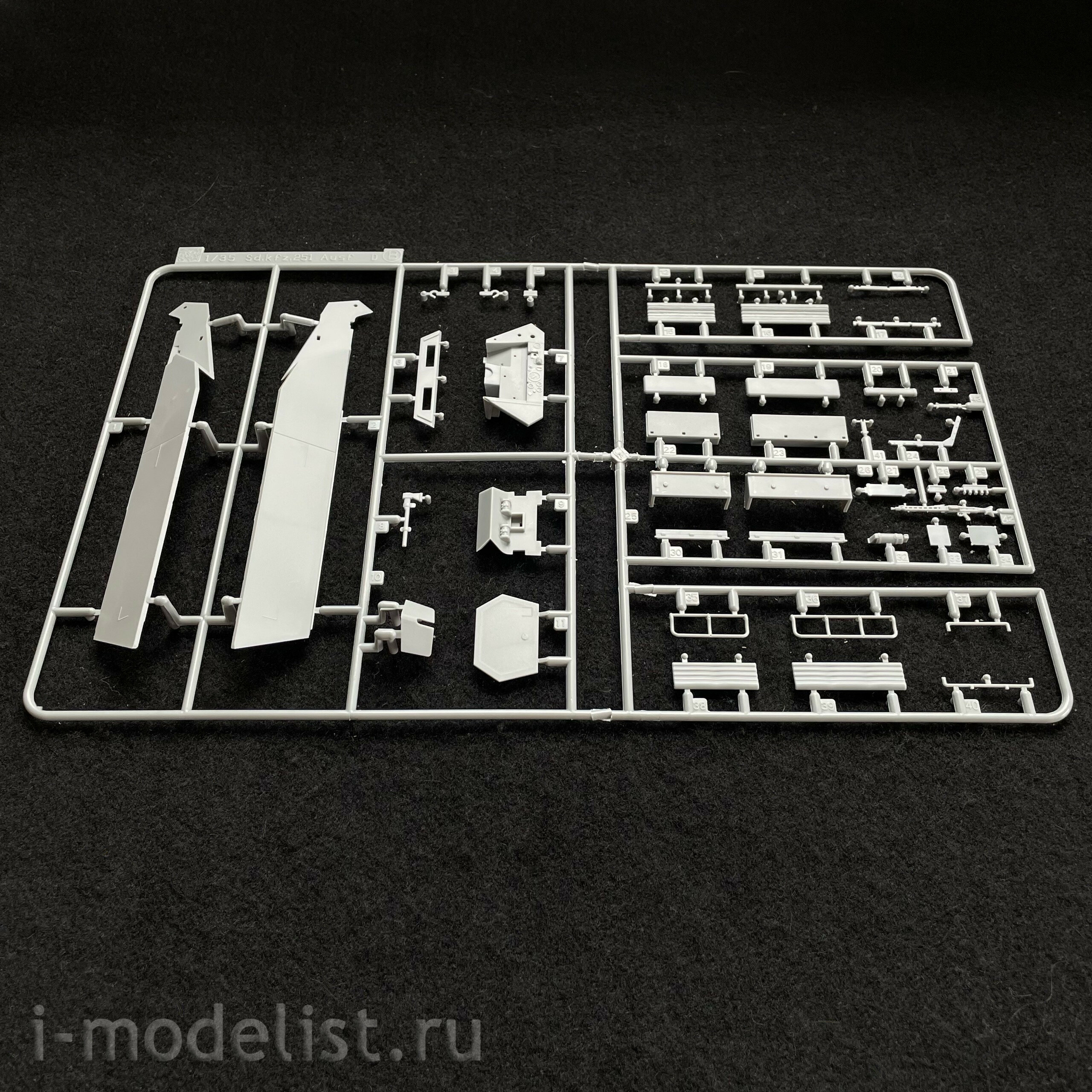 6217 Dragon 1/35 Armored personnel carrier with Sd.Kfz. 251/21 