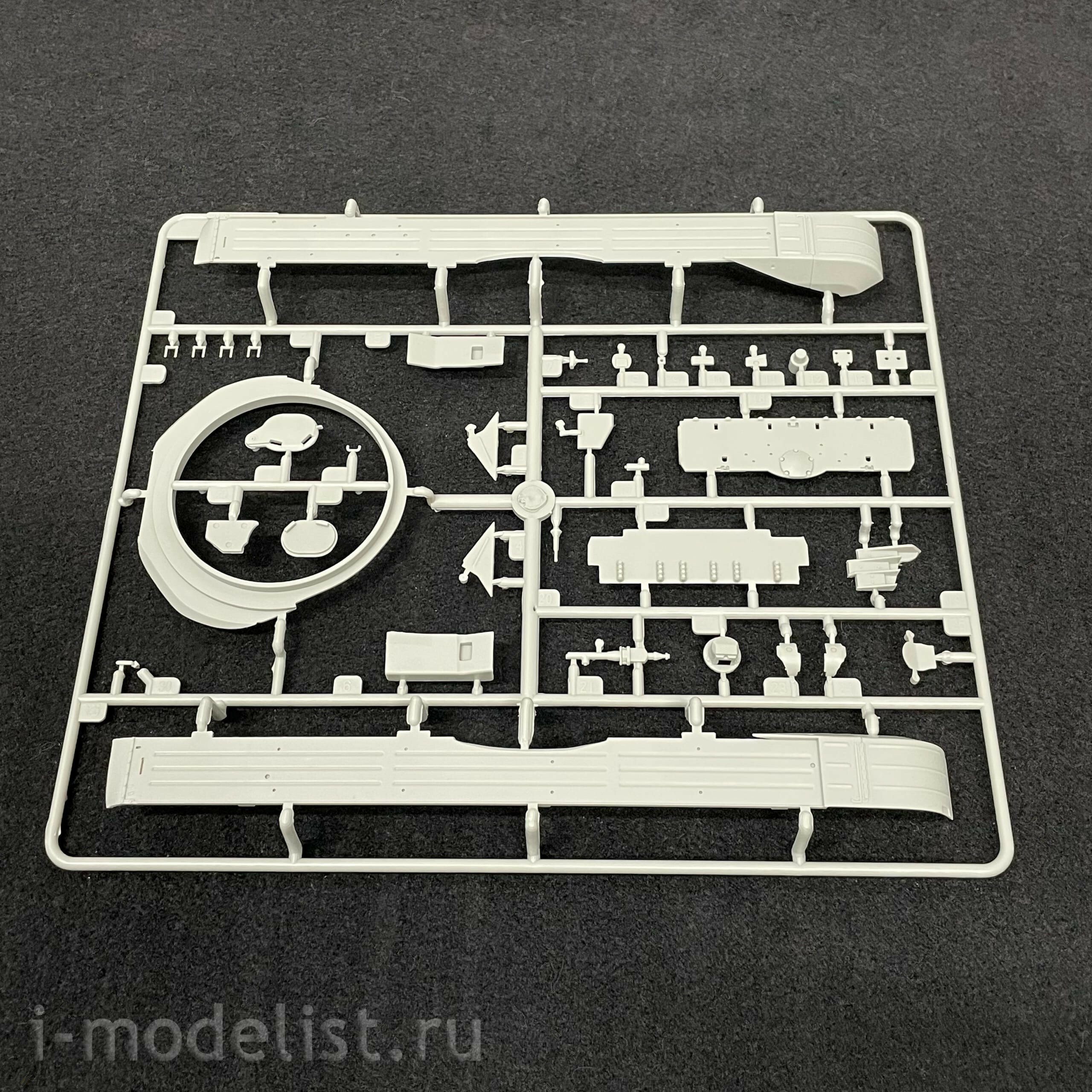 09609 Trubach 1/35 Russian T-72B1 tank with KTM-6 and lattice armor (under license from UVZ)