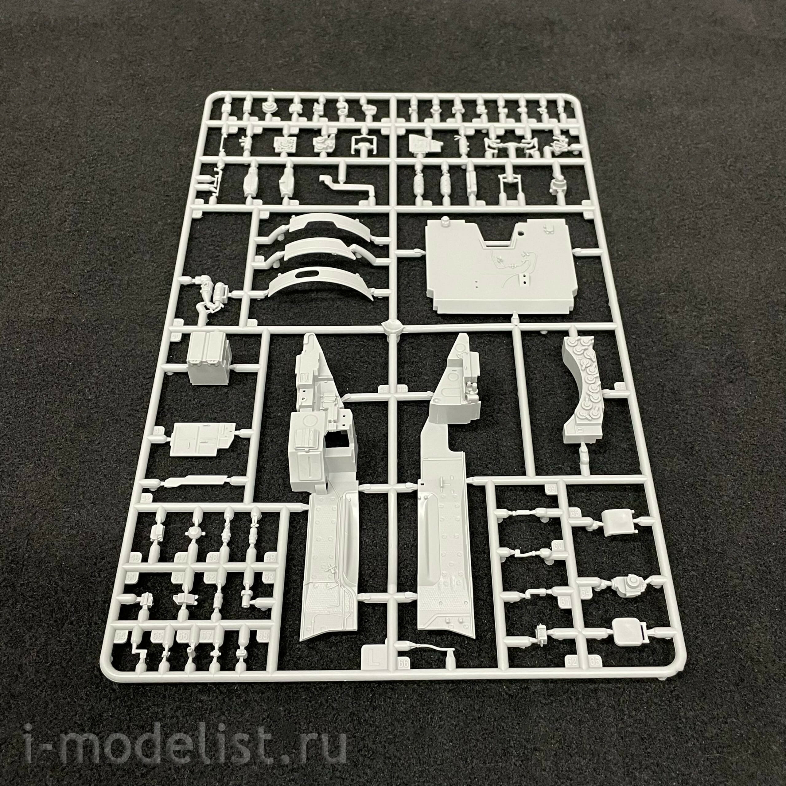 35A052 Amusing Hobby 1/35 Soviet T-72 Ural tank with full interior (under license from UVZ)