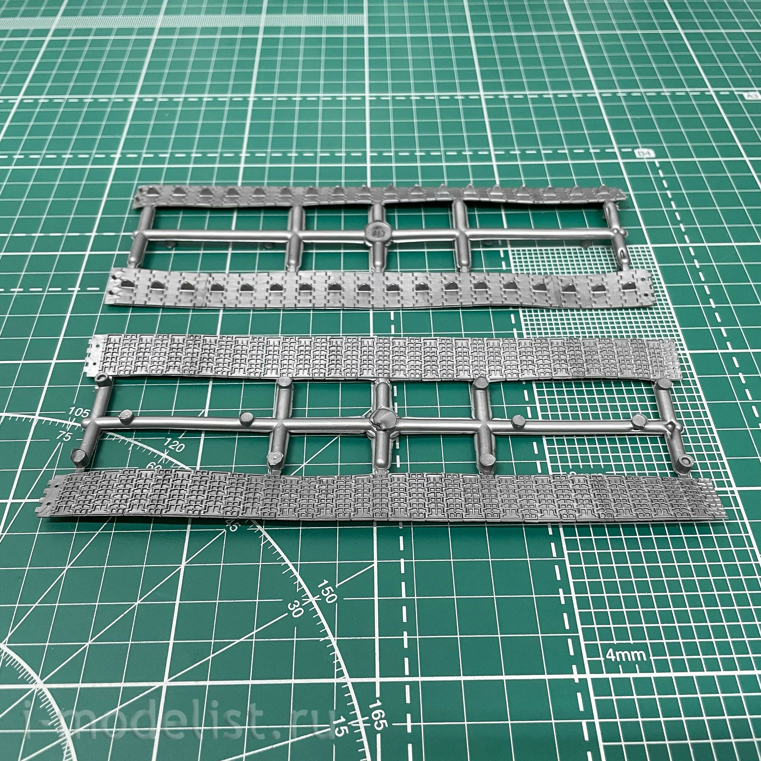 3580 Zvezda 1/35 Soviet T-34/76 Tank with mine trawl