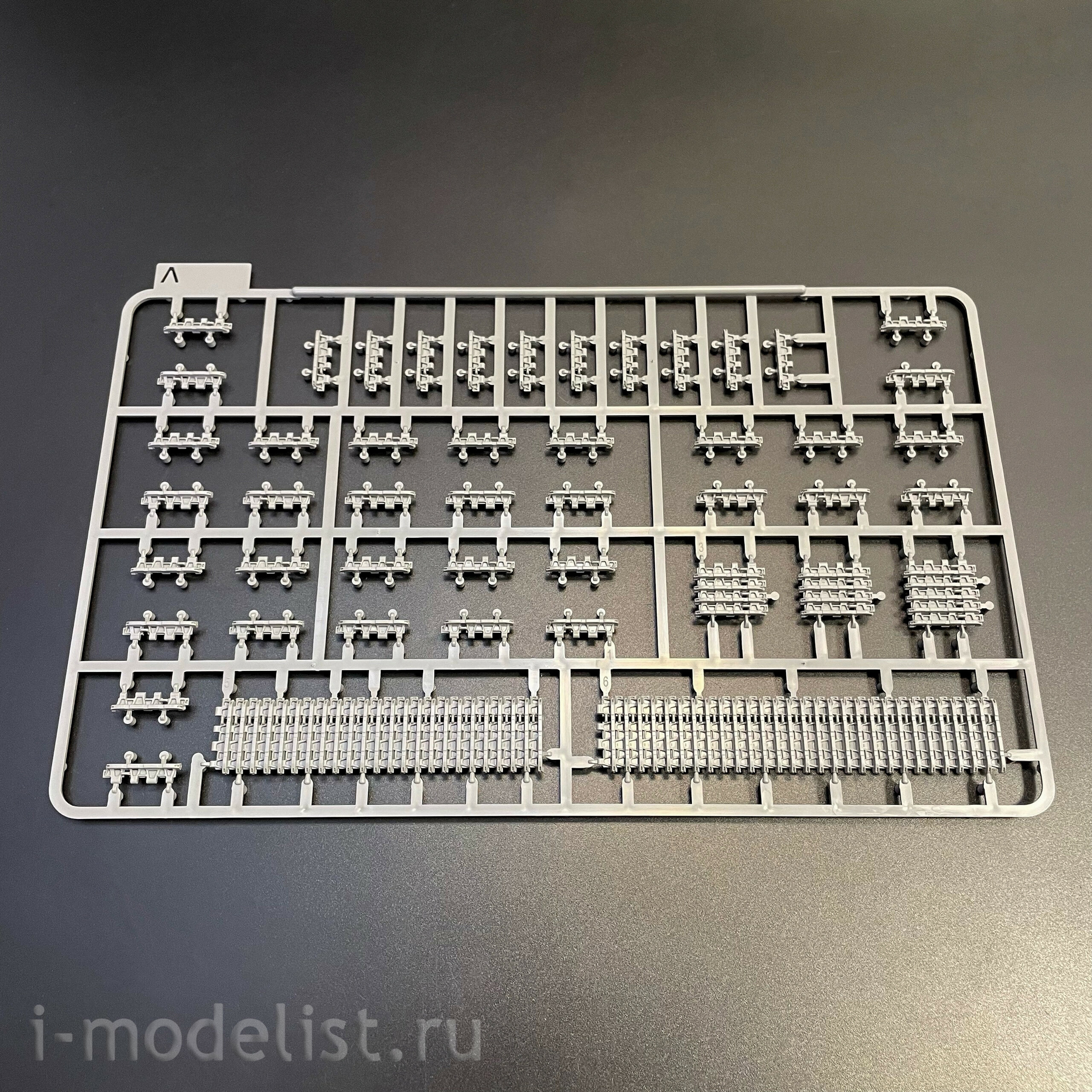 2195 Takom 1/35 Notмецкий тяжёлый танк Sd.Kfz.181 Pz.Kpfw.VI Ausf.E - Tiger I ранний с фигурой Michael Wittmann
