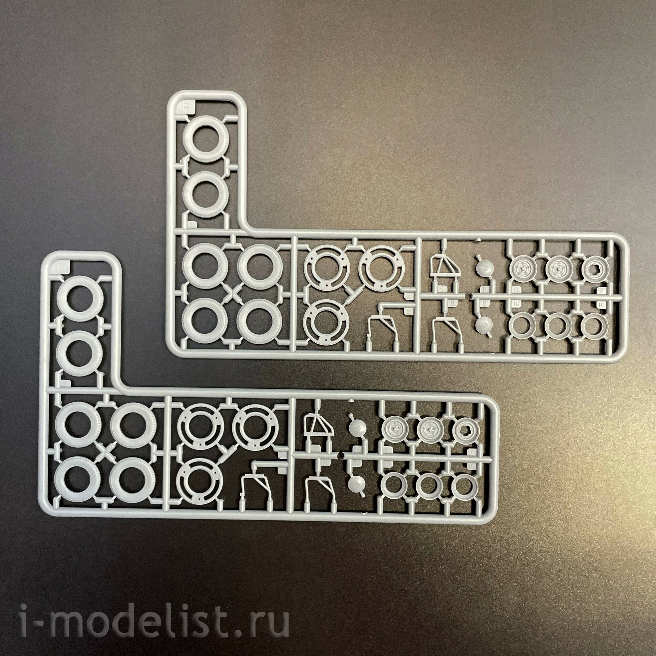 AK35024 AK Interactive 1/35 Легковой автомобиль-фургон T2 Model 1972 Van