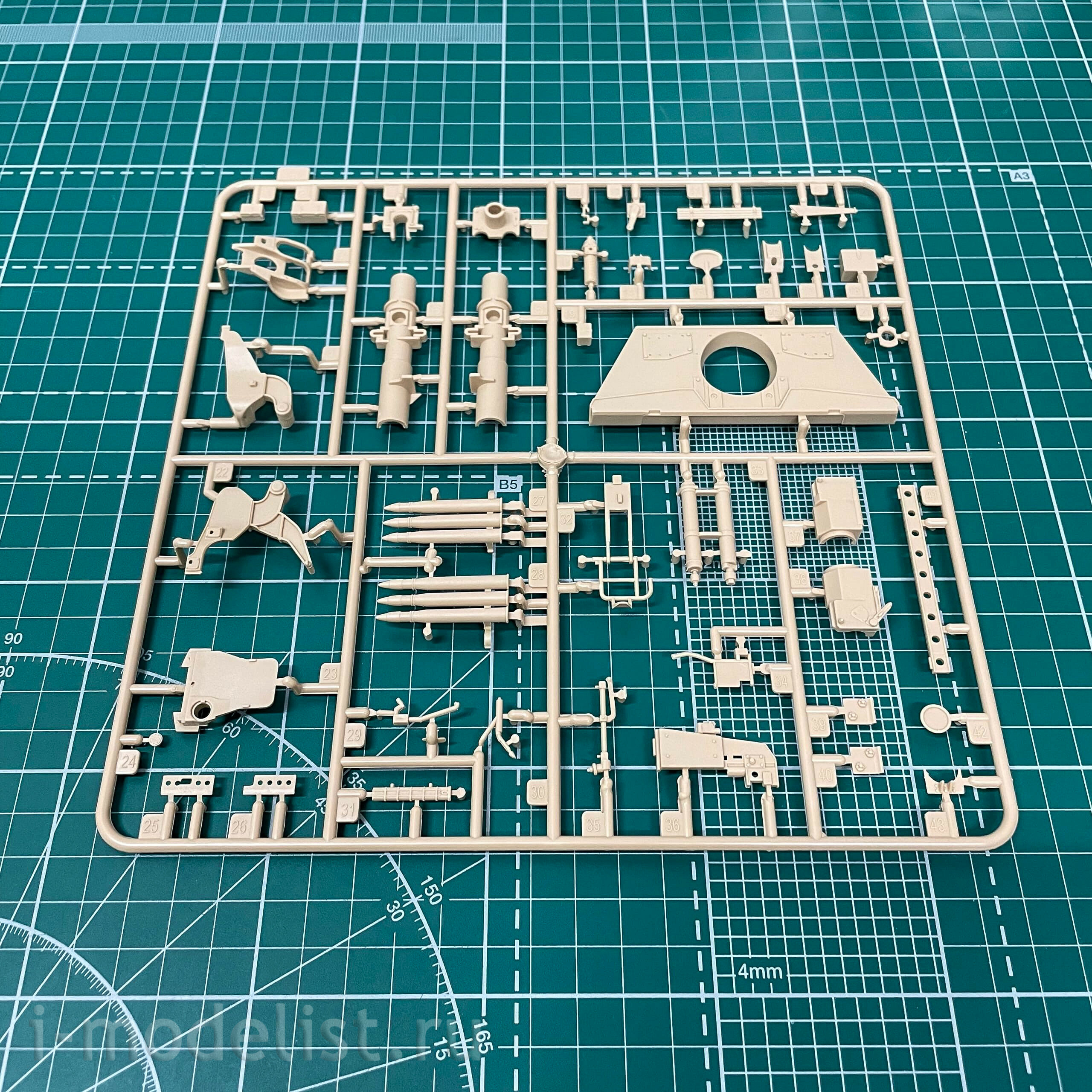 35A033 Amusing Hobby 1/35 ELEFANT Self-propelled gun (interior + zimmerite)
