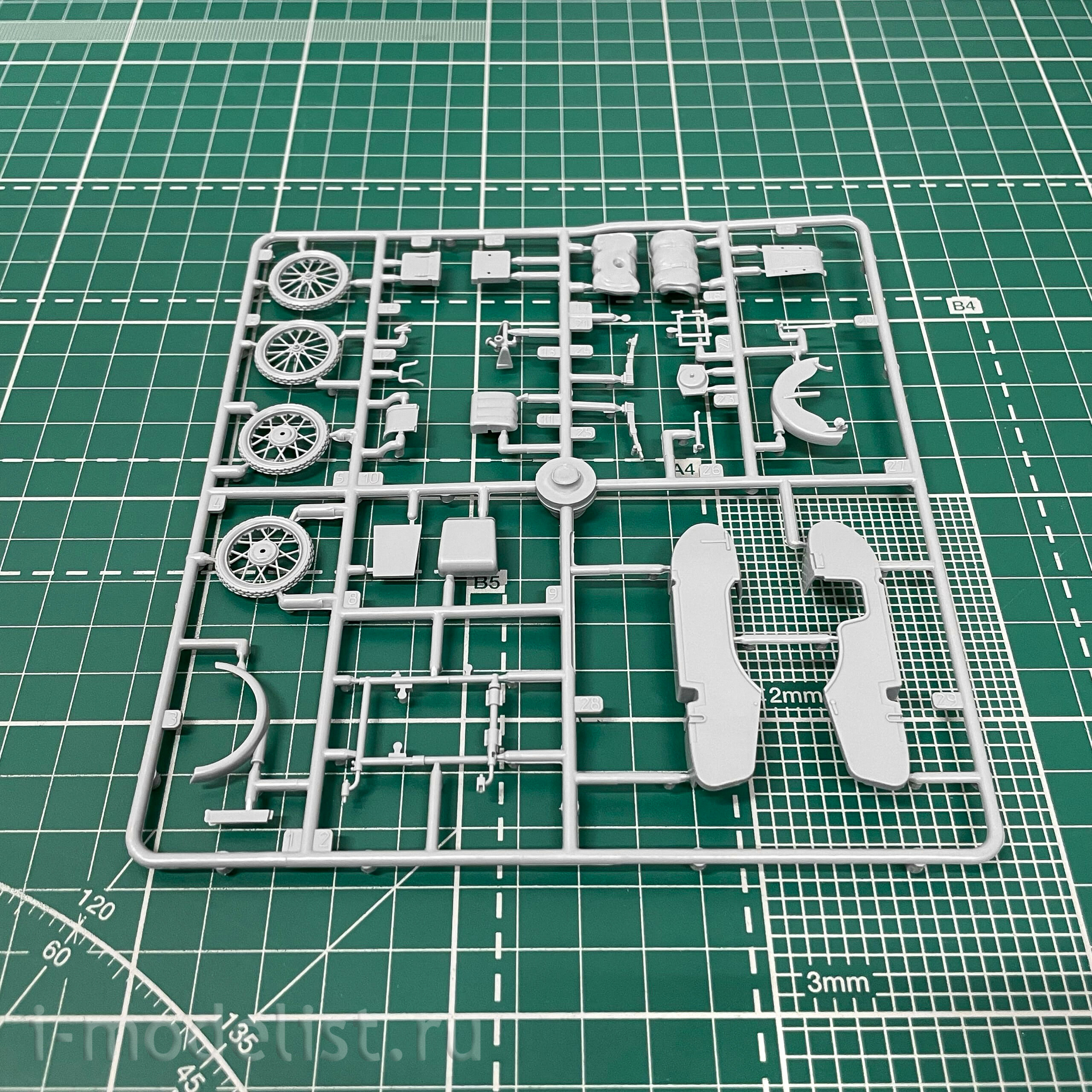3607 Zvezda 1/35 BMW Motorcycle R-12 with sidecar and crew