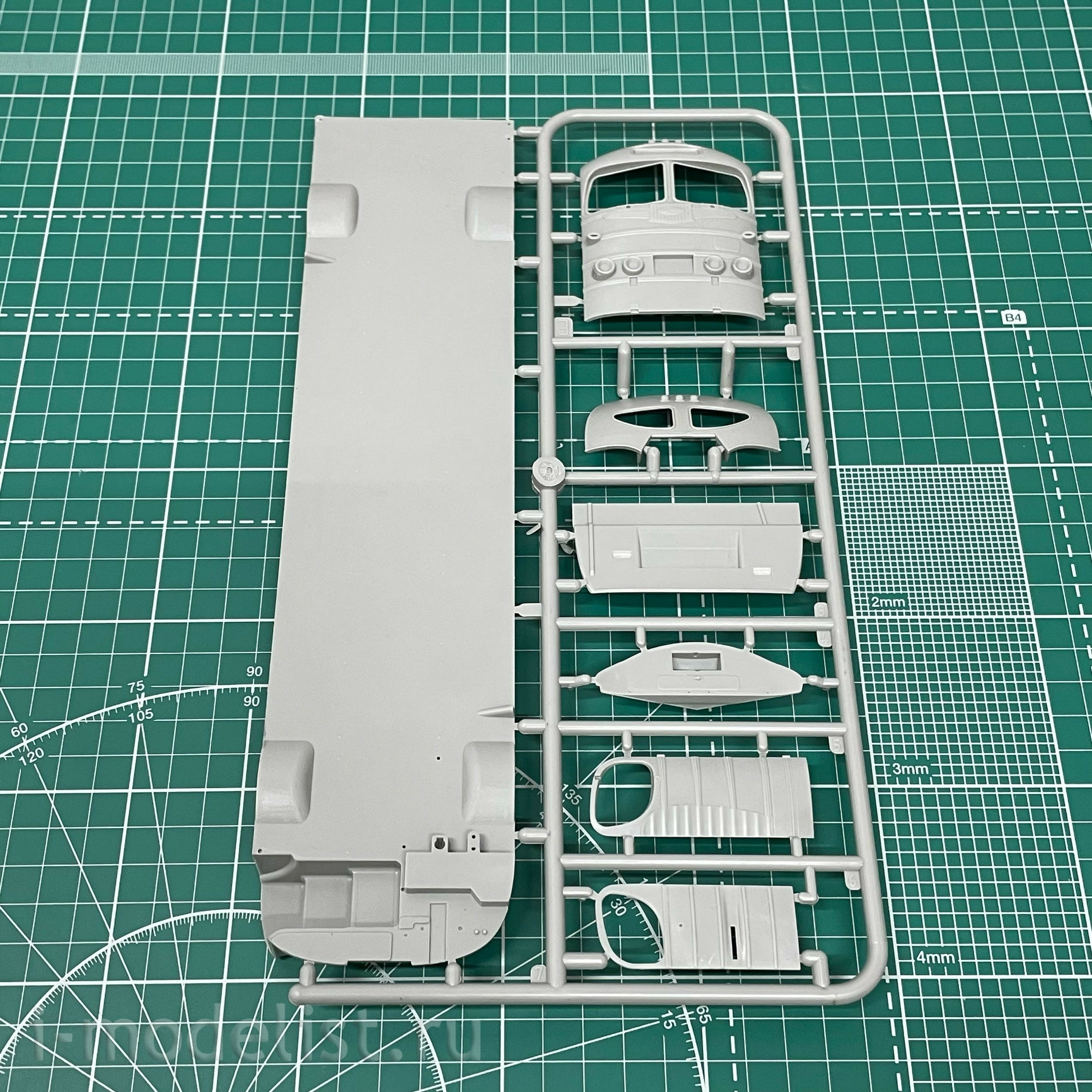 816 Roden 1/35 GMC PD3751 SilverSide Greyhound Lines Bus
