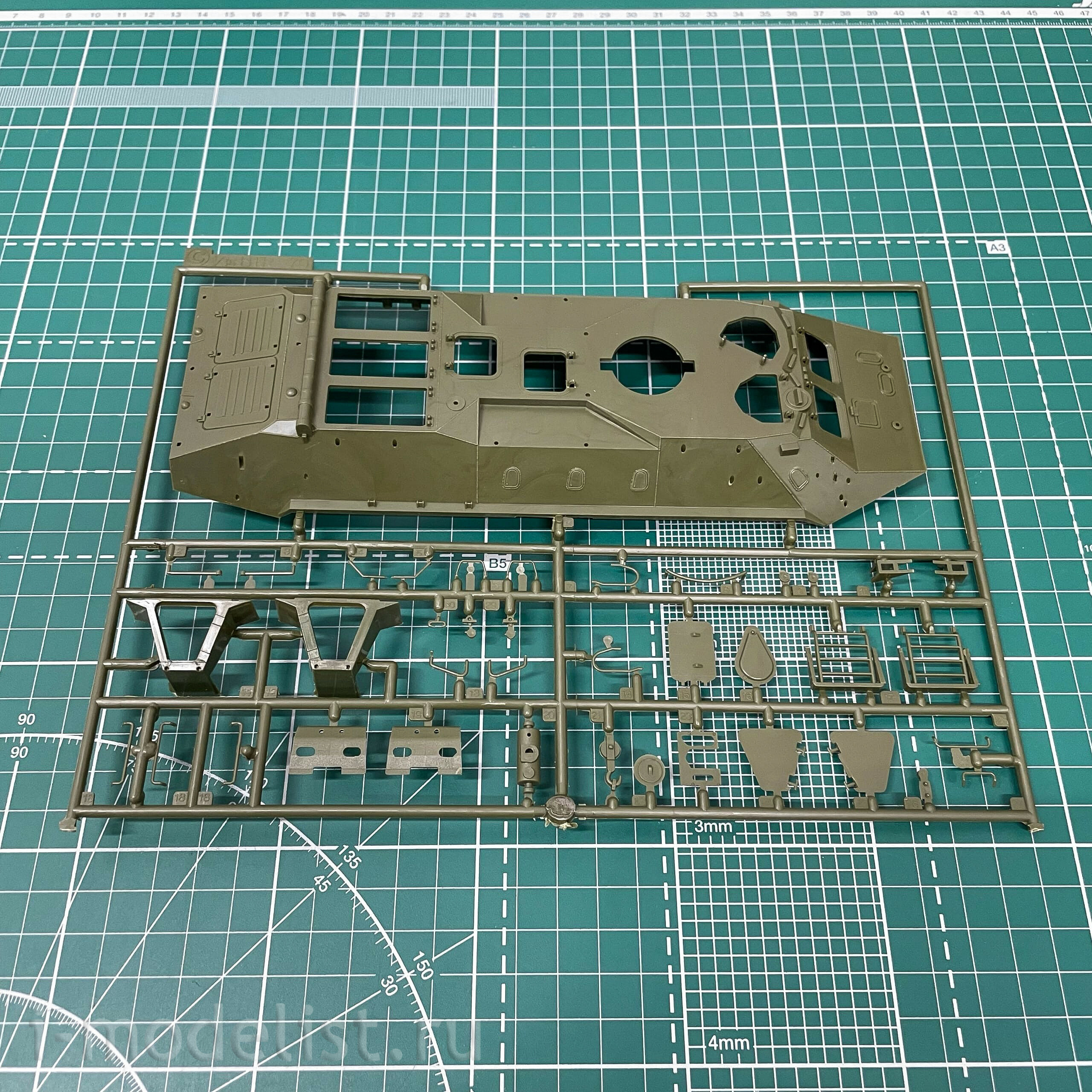 3556 Zvezda 1/35 Soviet armored personnel carrier BTR-70