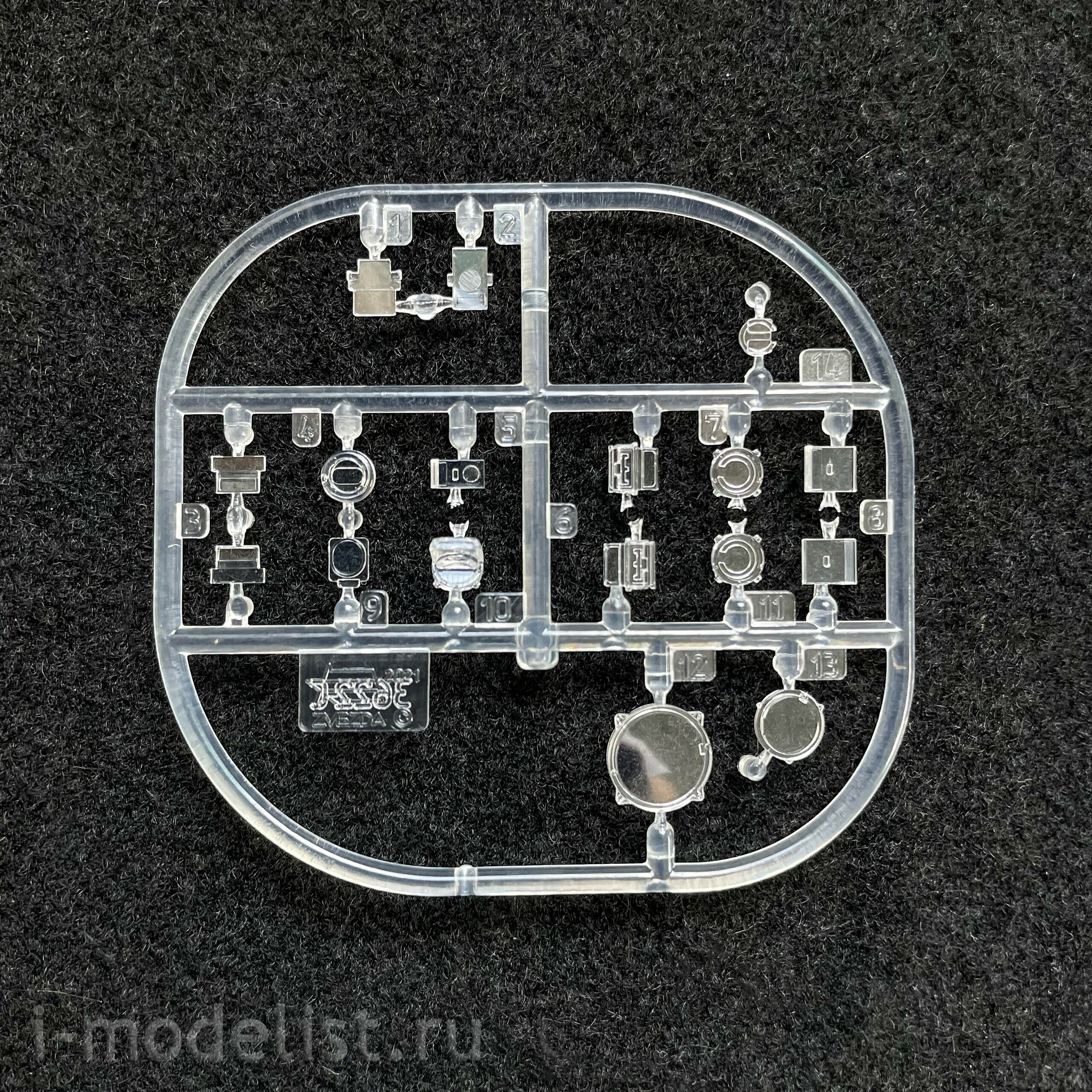 3673 Zvezda 1/35 T-62 tank of the 1974-75 model.