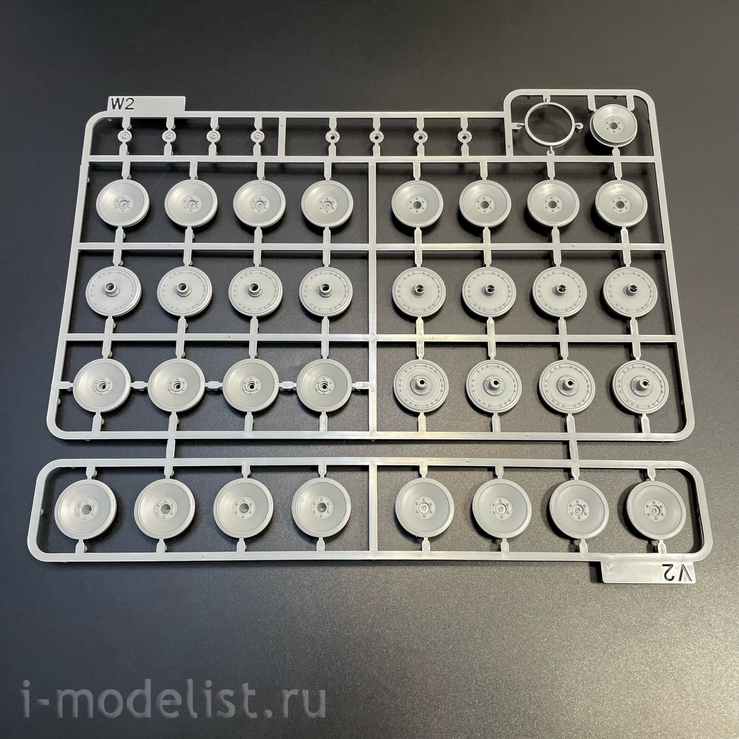 2195W Takom 1/35 Набор TIGER I² BOX - Sd.Kfz.181 Pz.Kpfw.VI Ausf.E Tiger I Command + Tiger I + фигура Михаэля Виттманна в 1/16