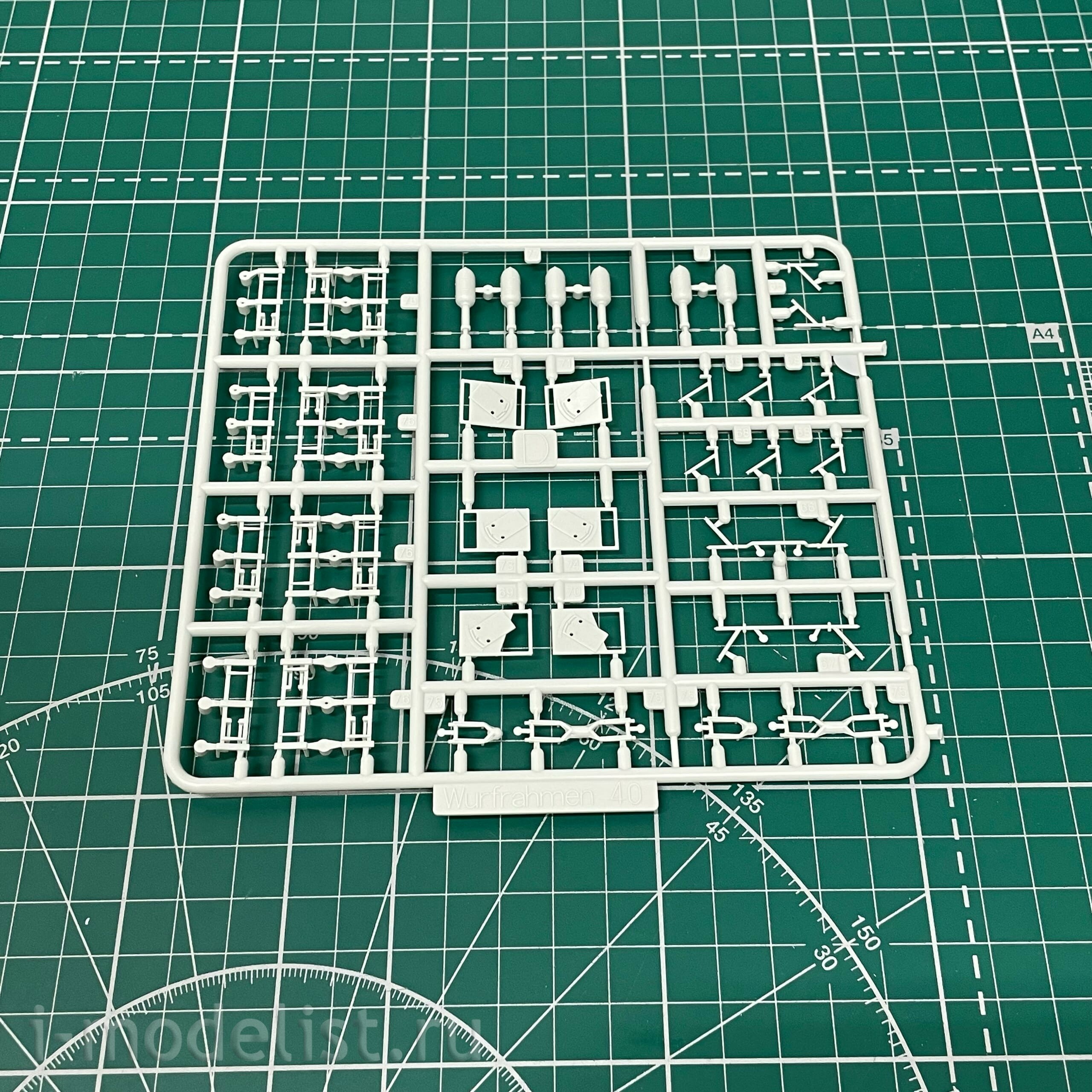 03324 Revell 1/72 German armored personnel carrier Sd. Kfz. 251/1 Ausf. C + Wurfr. 4