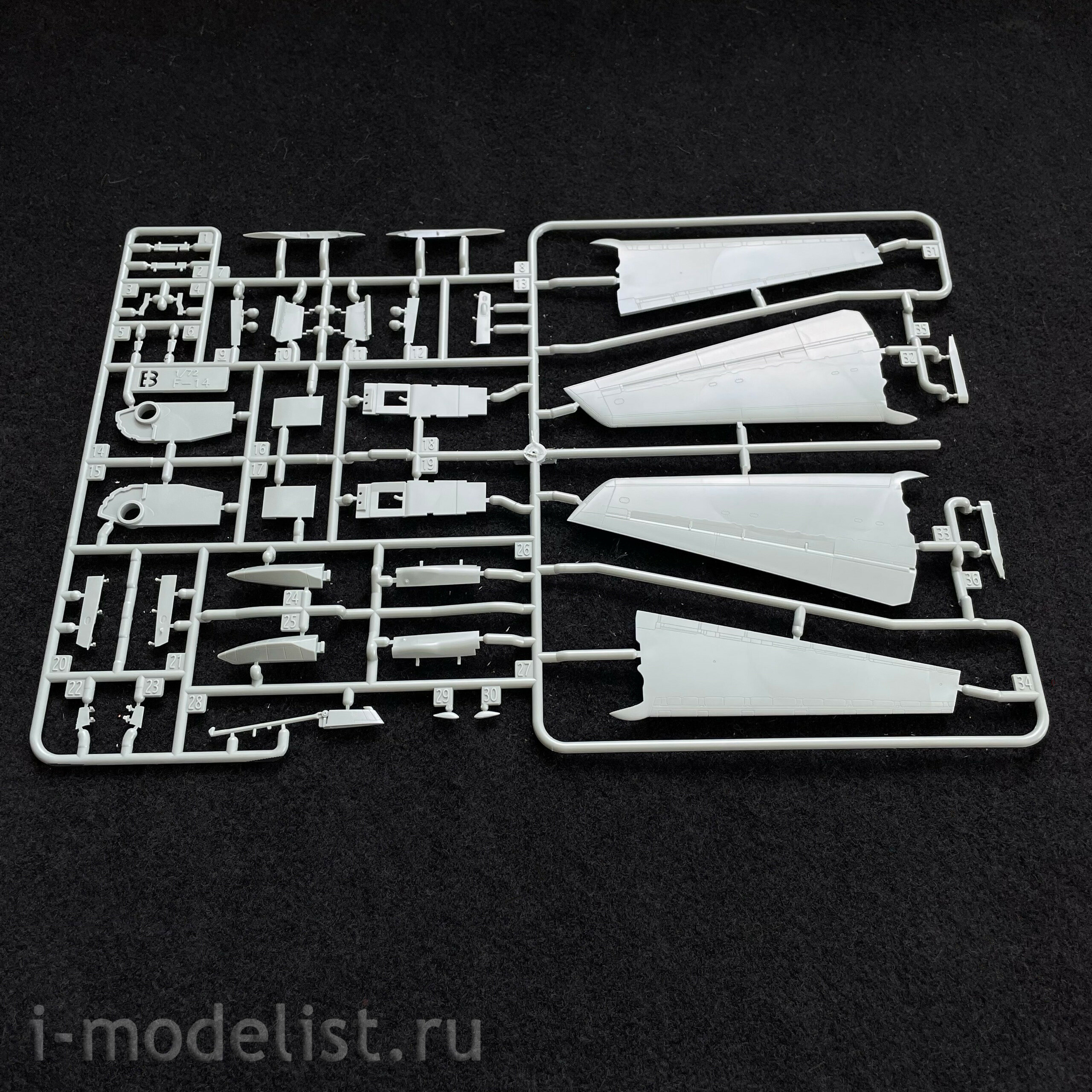 12563 Academy 1/72 Aircraft USN F-14A VF-143 